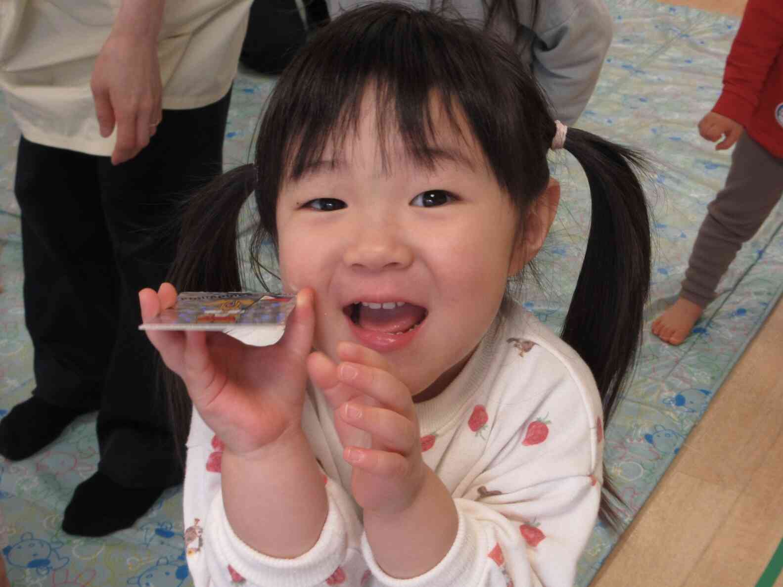 英語の先生からキラキラカードをもらいました!「やったー!」とニコニコ笑顔です♡