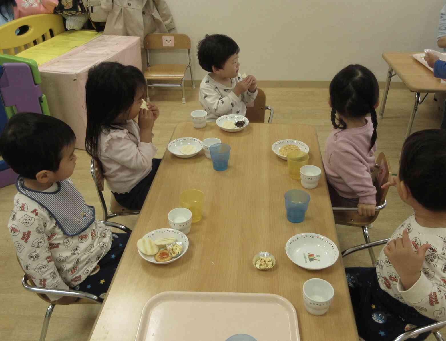 お菓子まだあるかな？