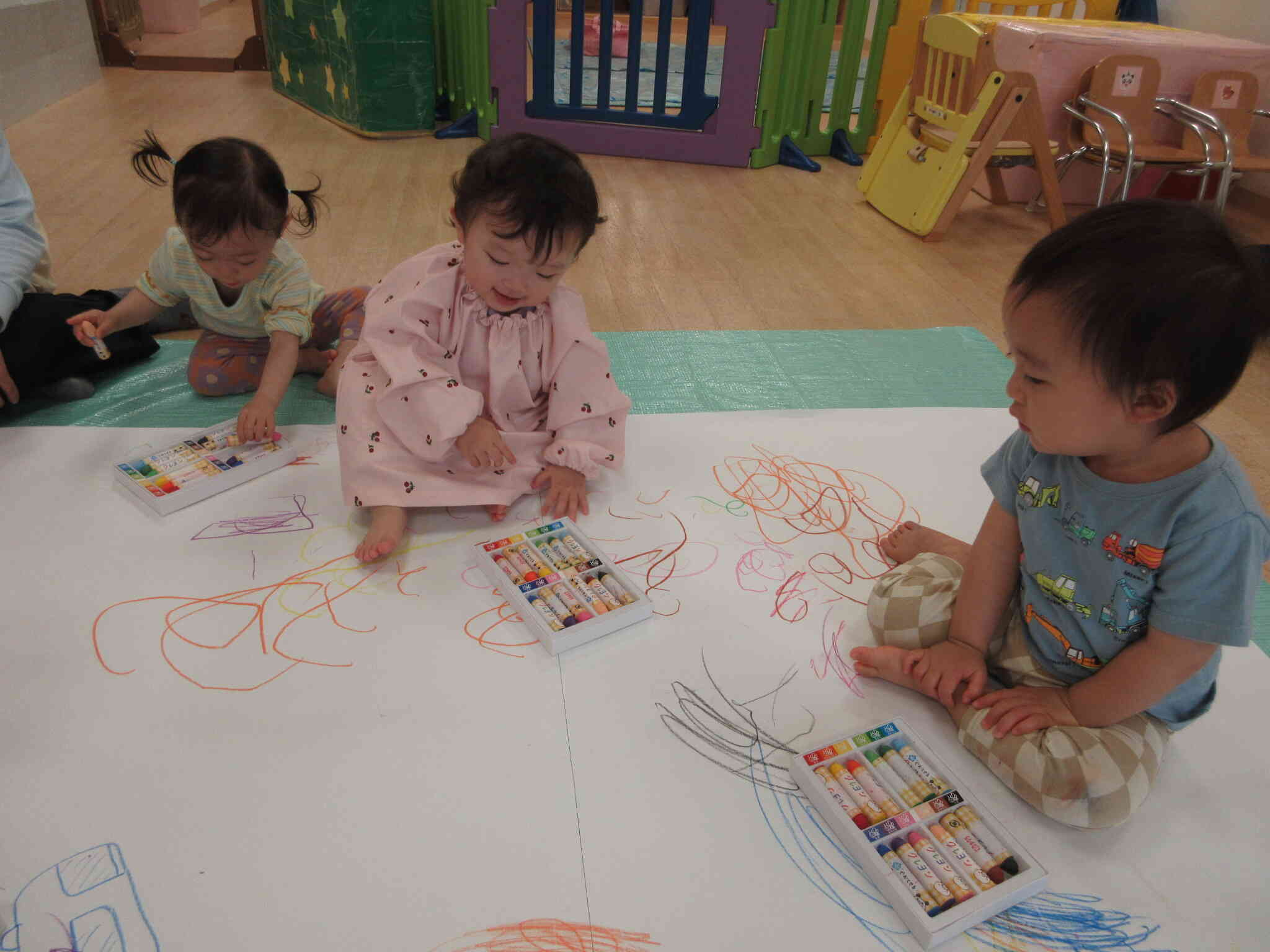 大きな紙にお絵描きしたよ！