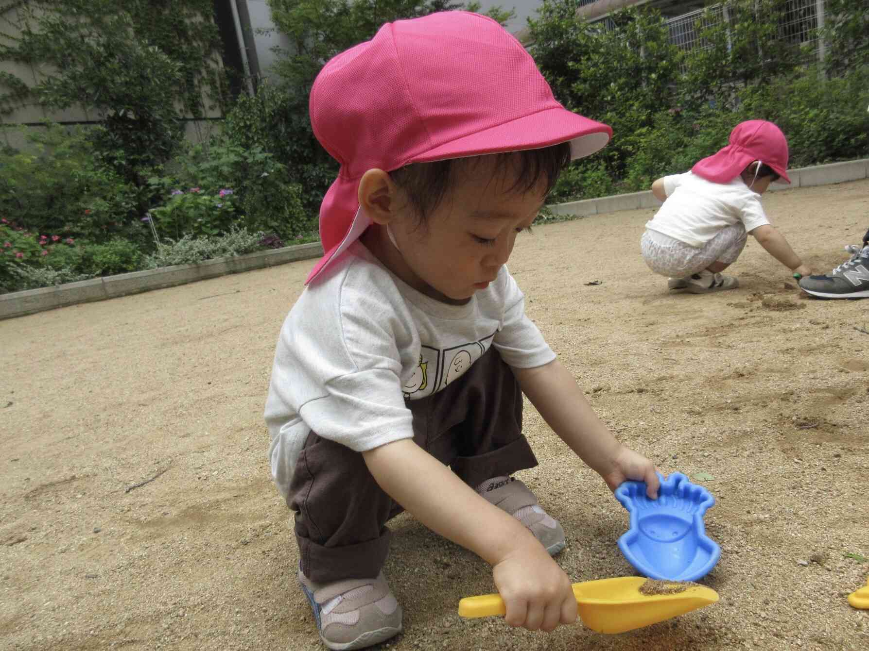 お砂で遊ぶよ！