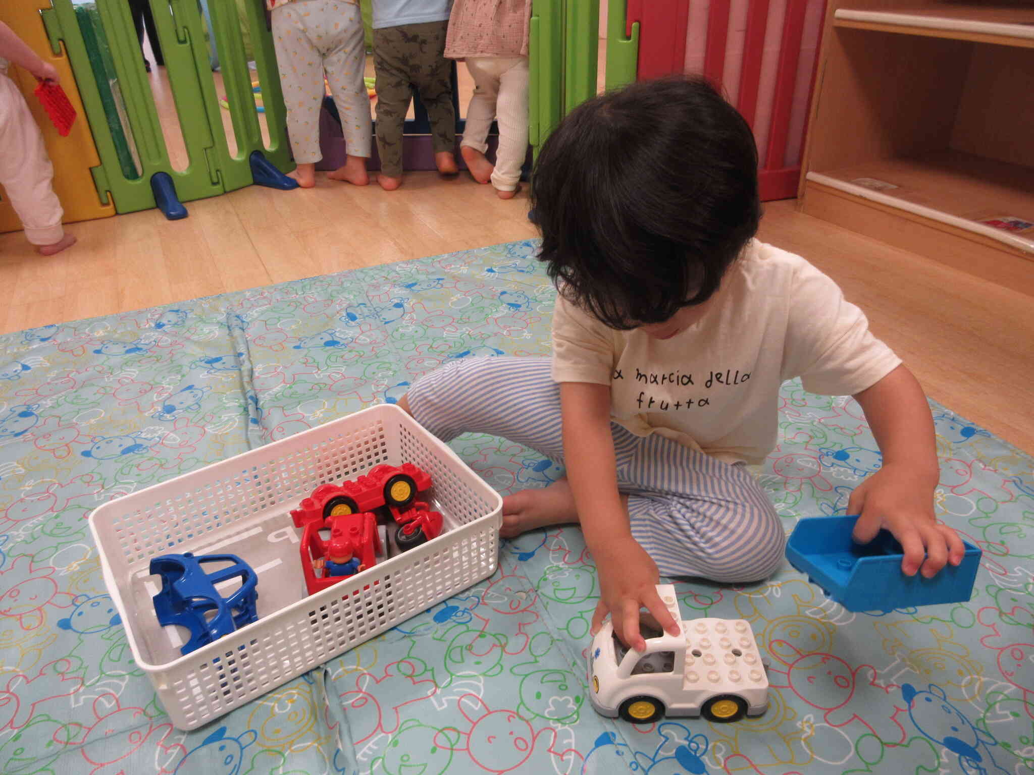 レゴブロックのトラックに荷台をのせよっと！