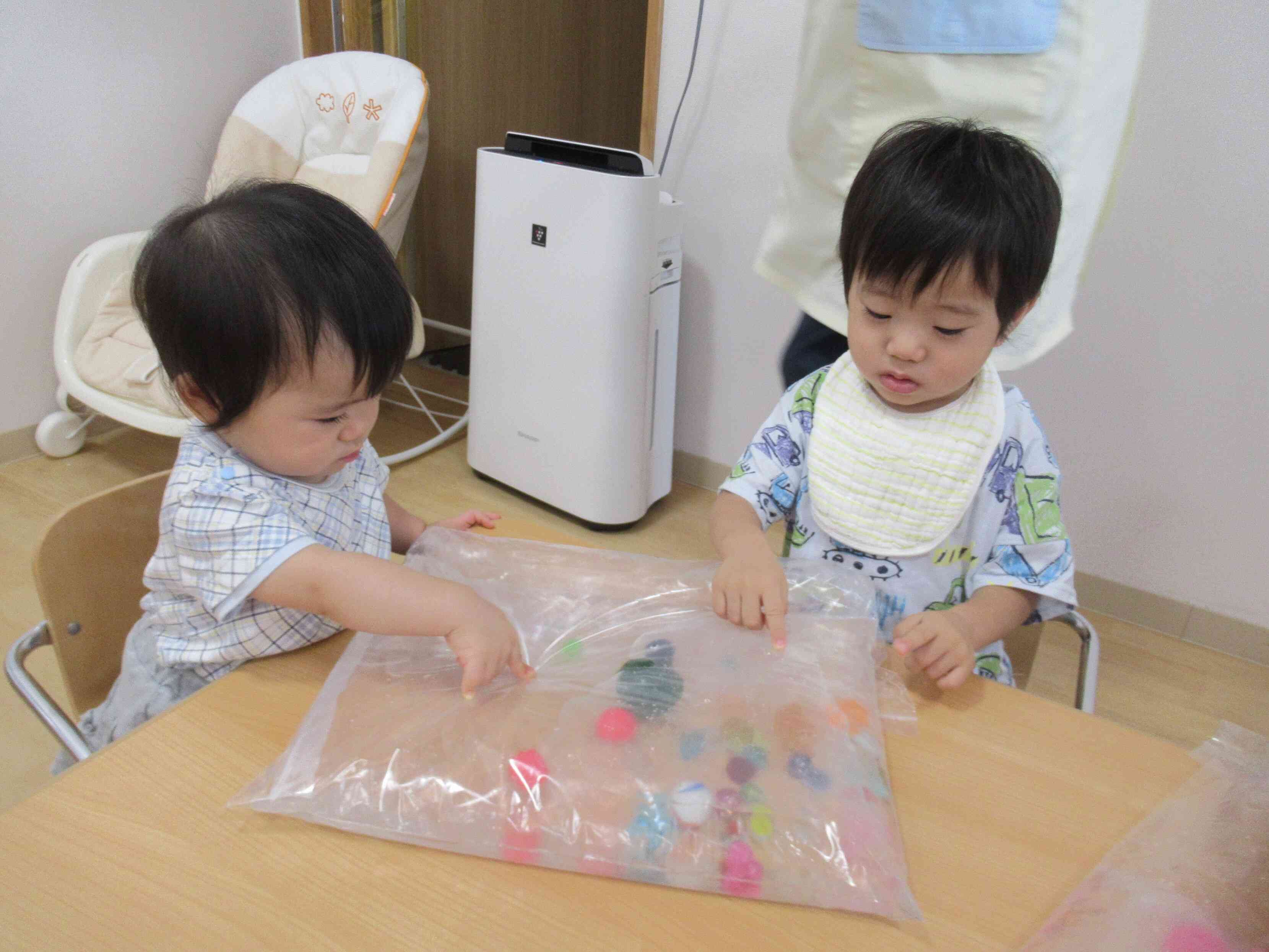 ひんやりです(^_-)-☆｜ニチイキッズこうほく保育園｜ニチイキッズ