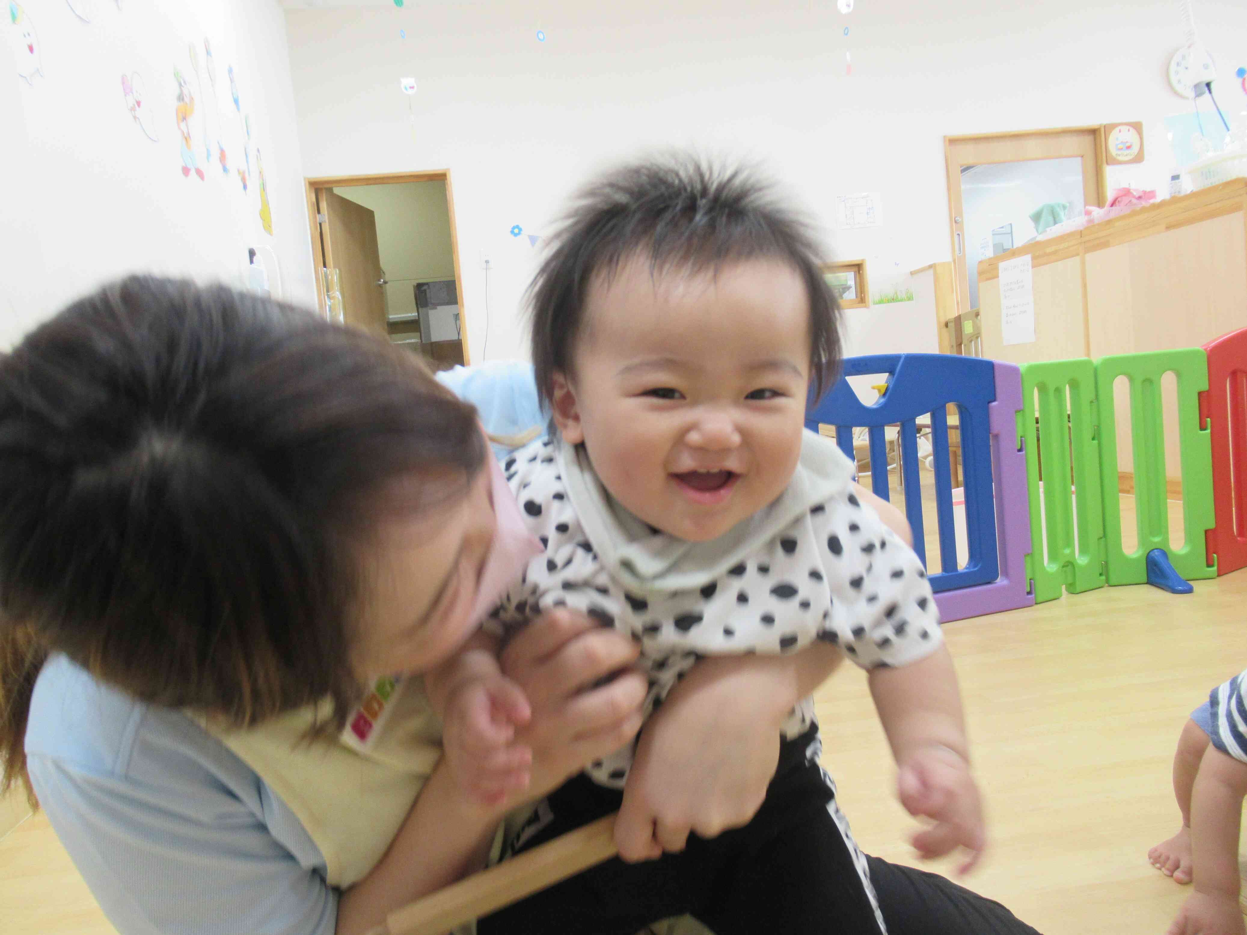 保育者とのふれあい♡　嬉しそう(*^^*)