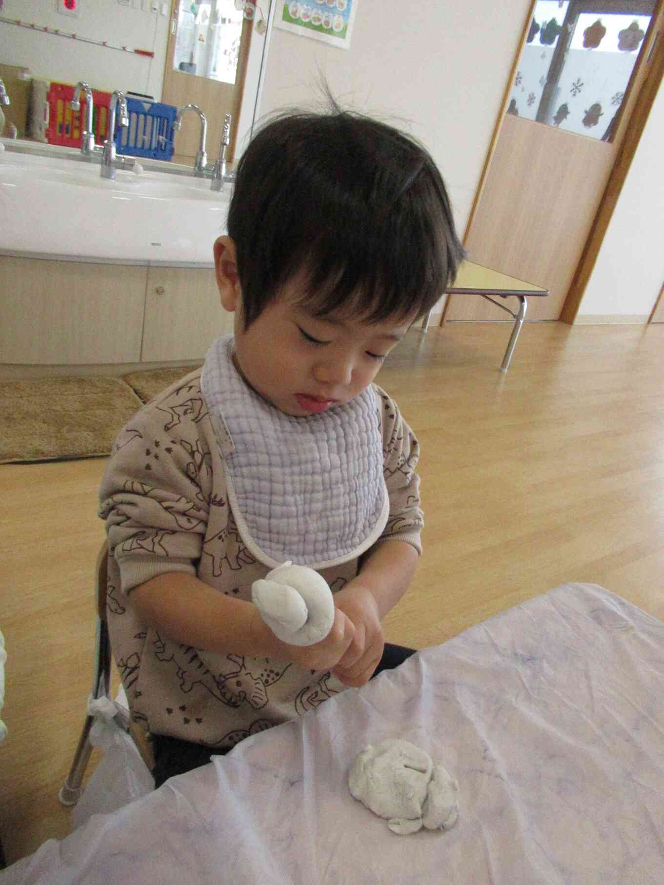 粘土と新聞紙で遊んだよ♬｜ニチイキッズこうほく保育園｜ニチイキッズ