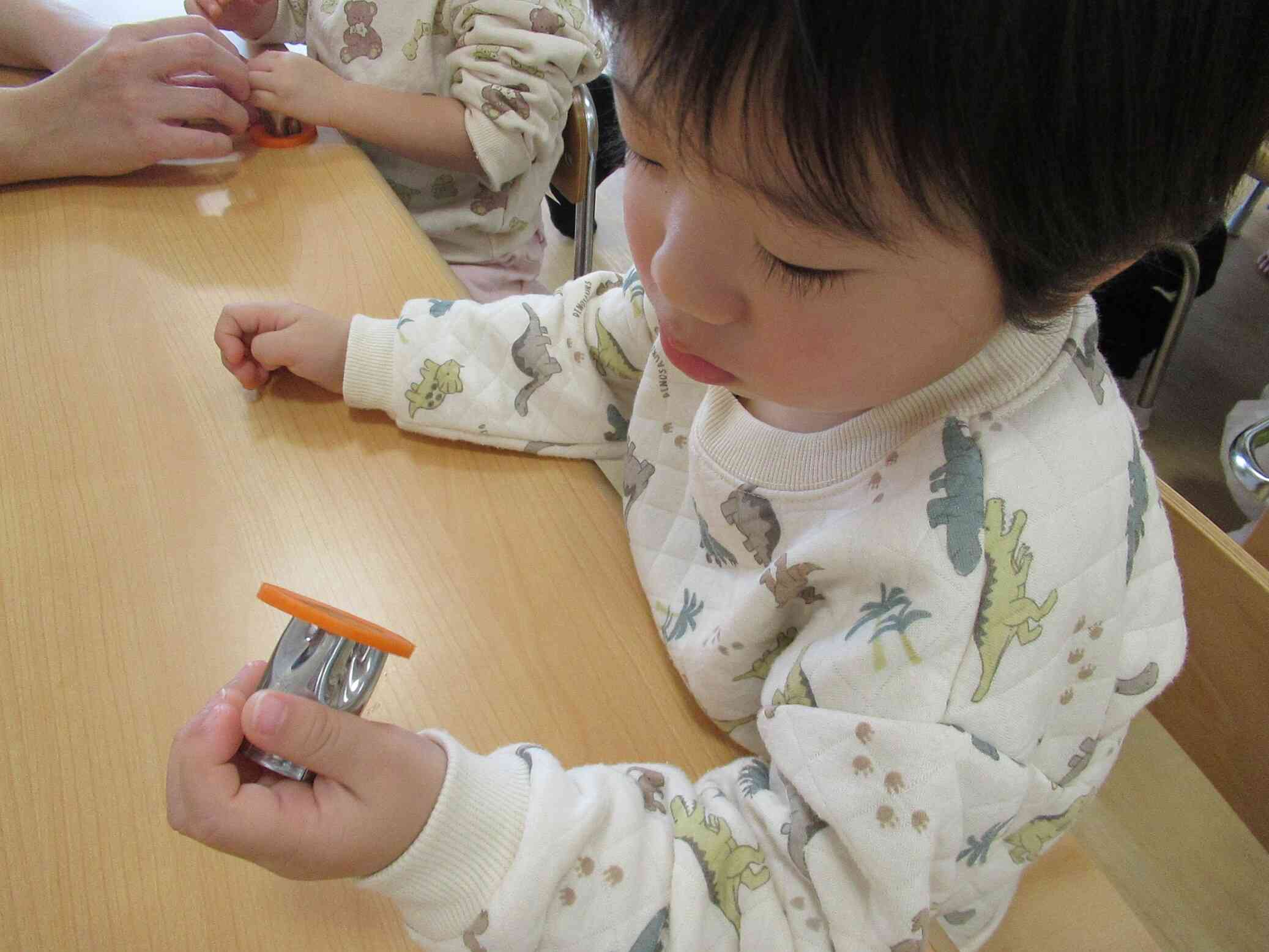 じーっと見つめるお友だち。できたかな？