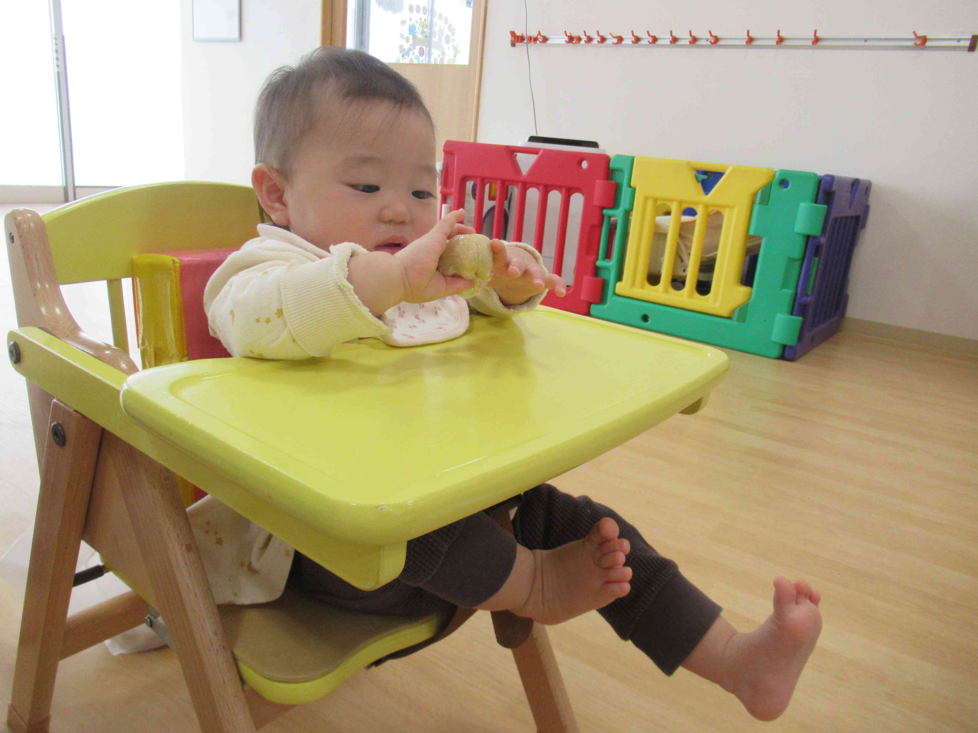 ０歳児クラスのお友だちも生地の感触を楽しみました♪