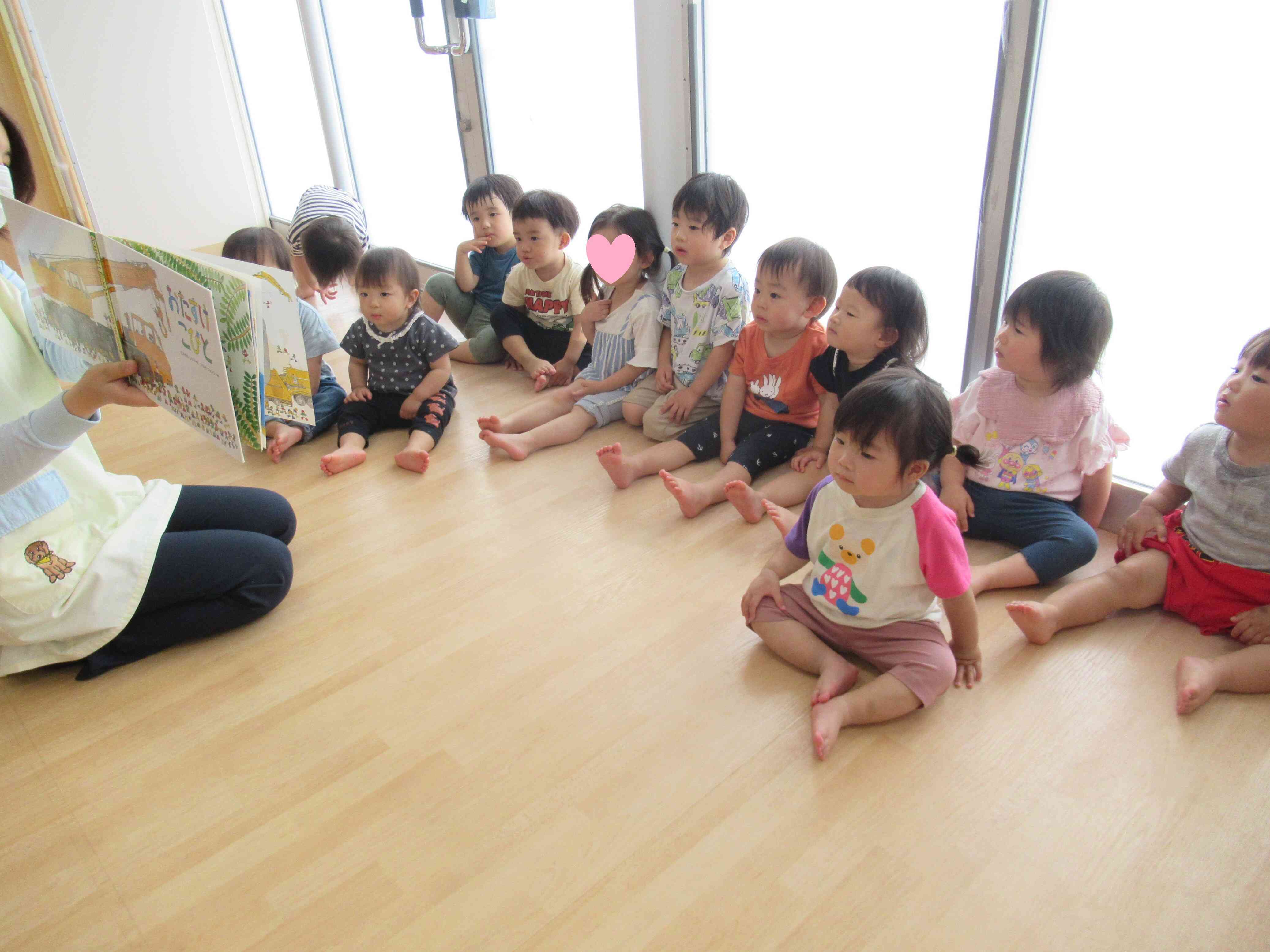 絵本の読み聞かせ♬　集中できています！　ステキ☆