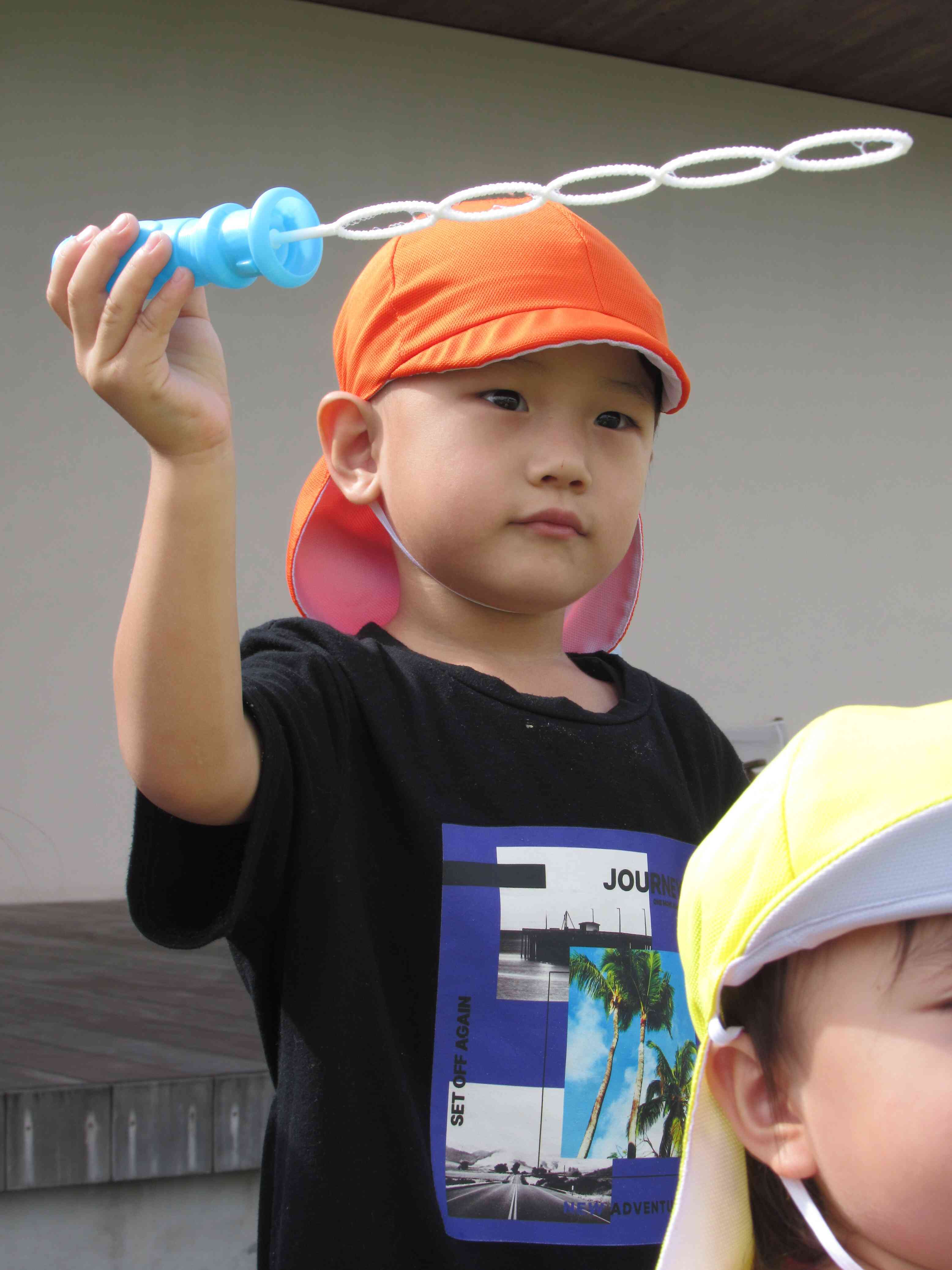 シャボン玉遊び！　真剣　(^^)/