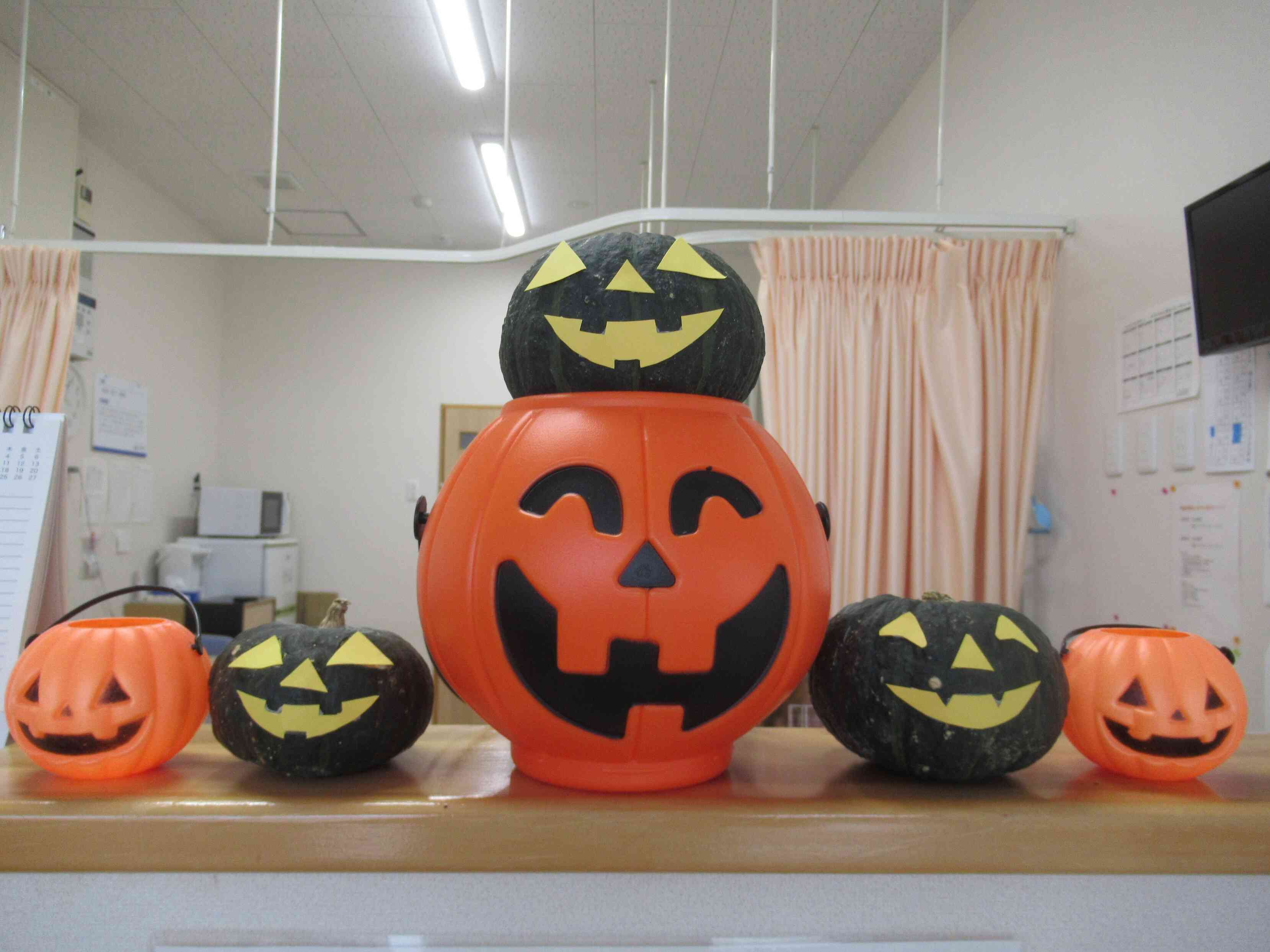 玄関でお出迎えしていますよ。