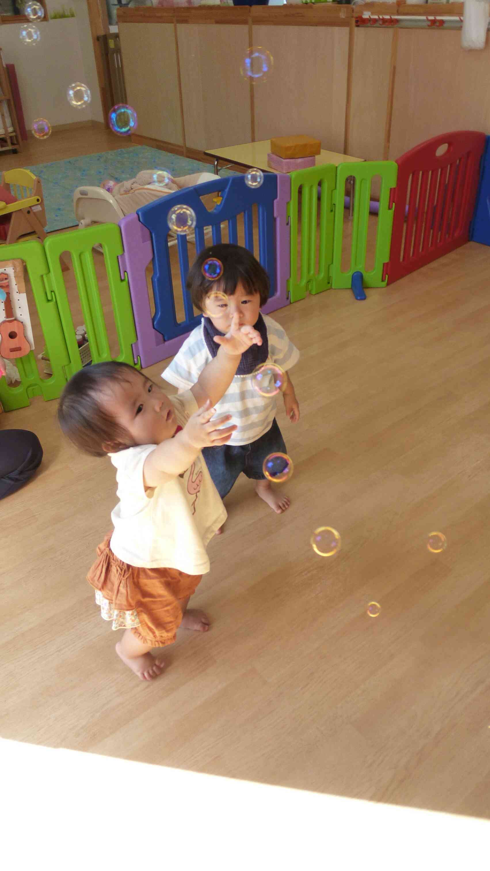 シャボン玉、触れるかな？