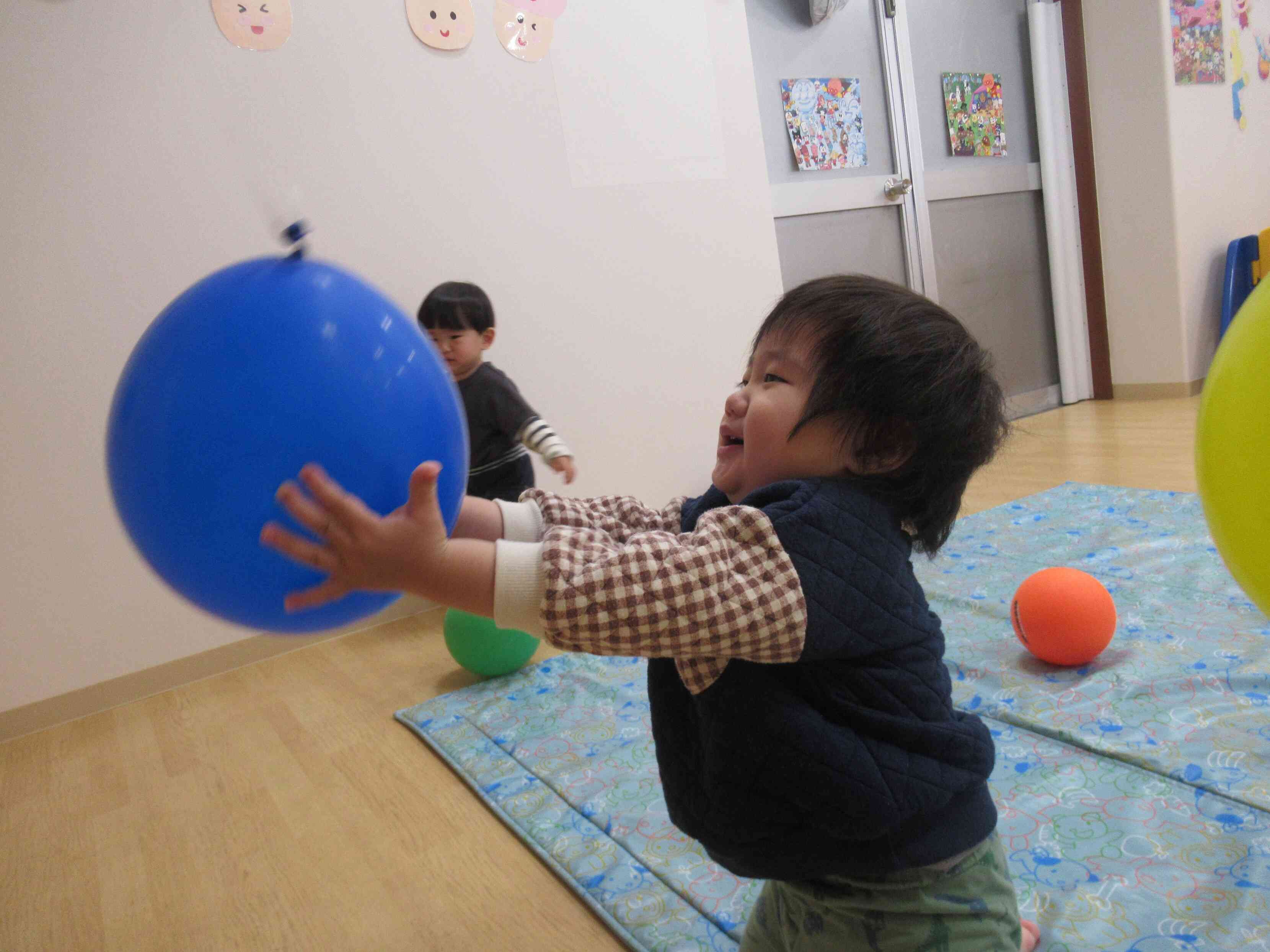 吊るされた風船！　つかむことができましたよ。