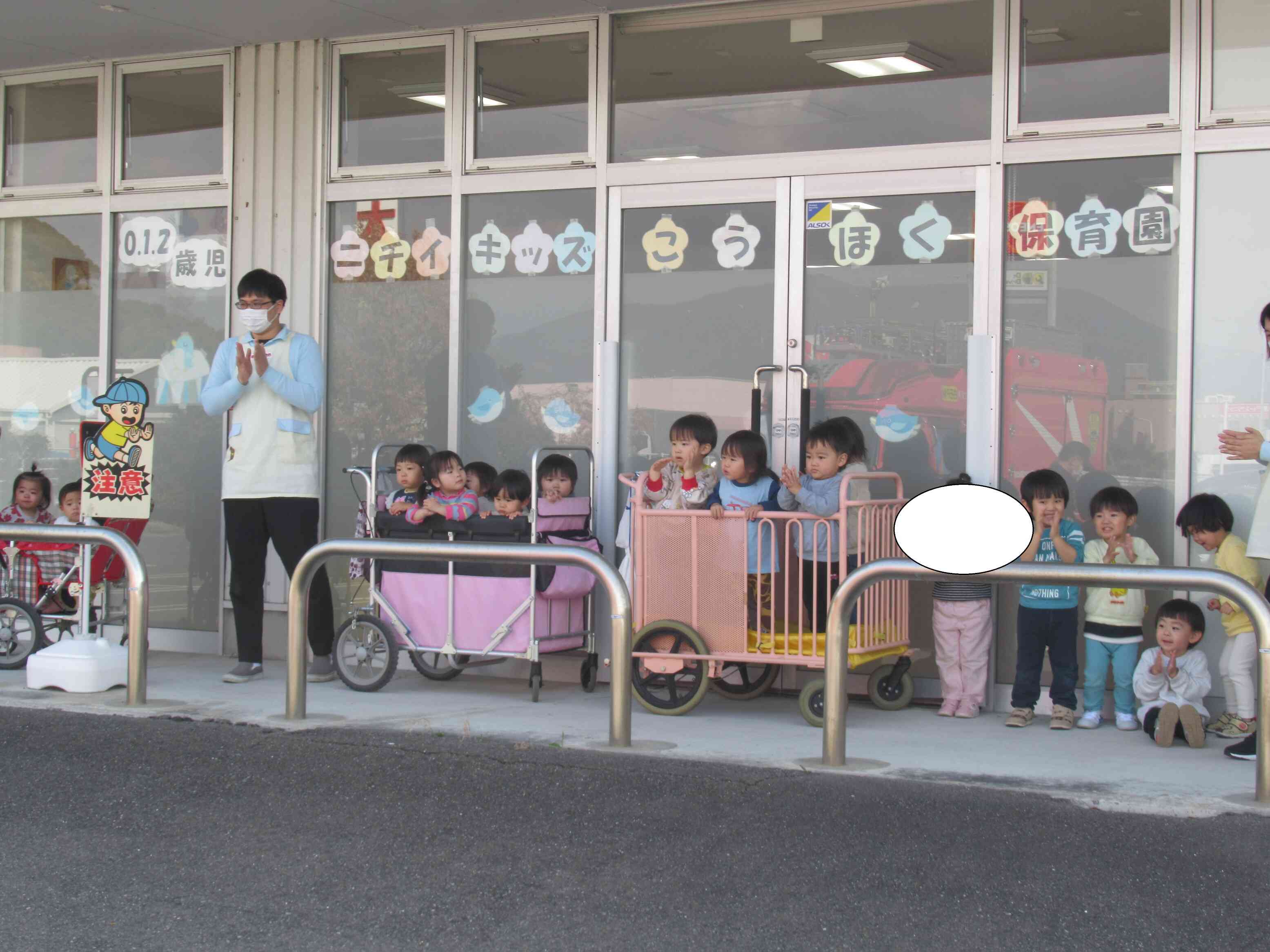 消防士さんのお手本をまずは見学