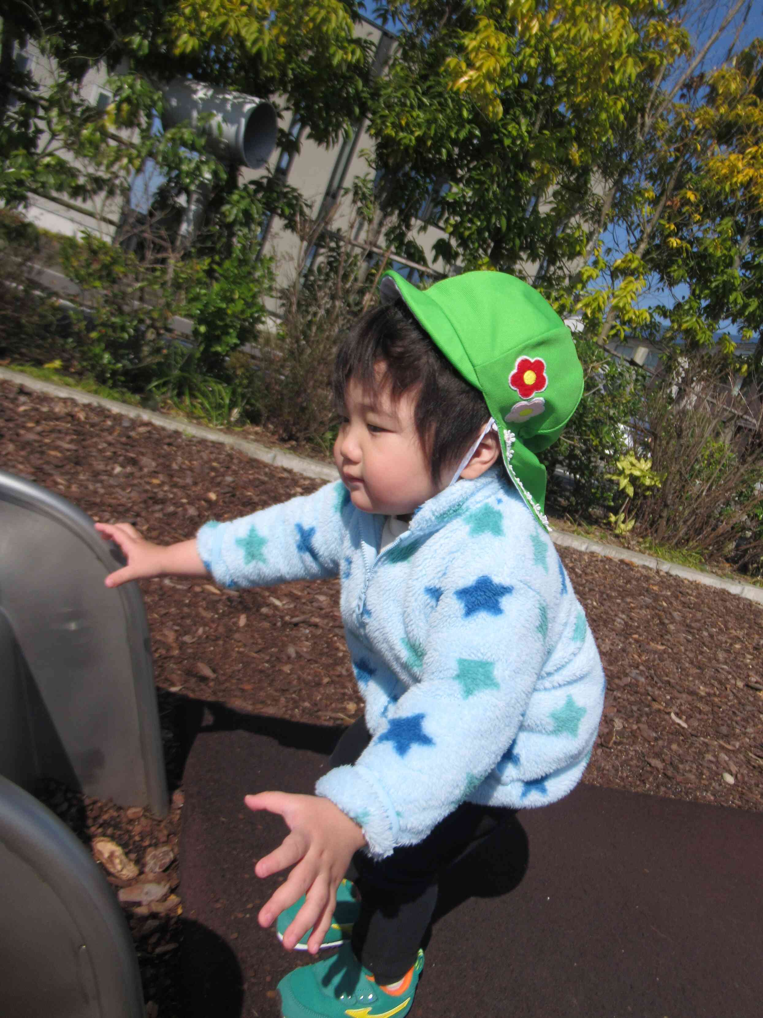 滑り台！　のぼってみようかなあ～