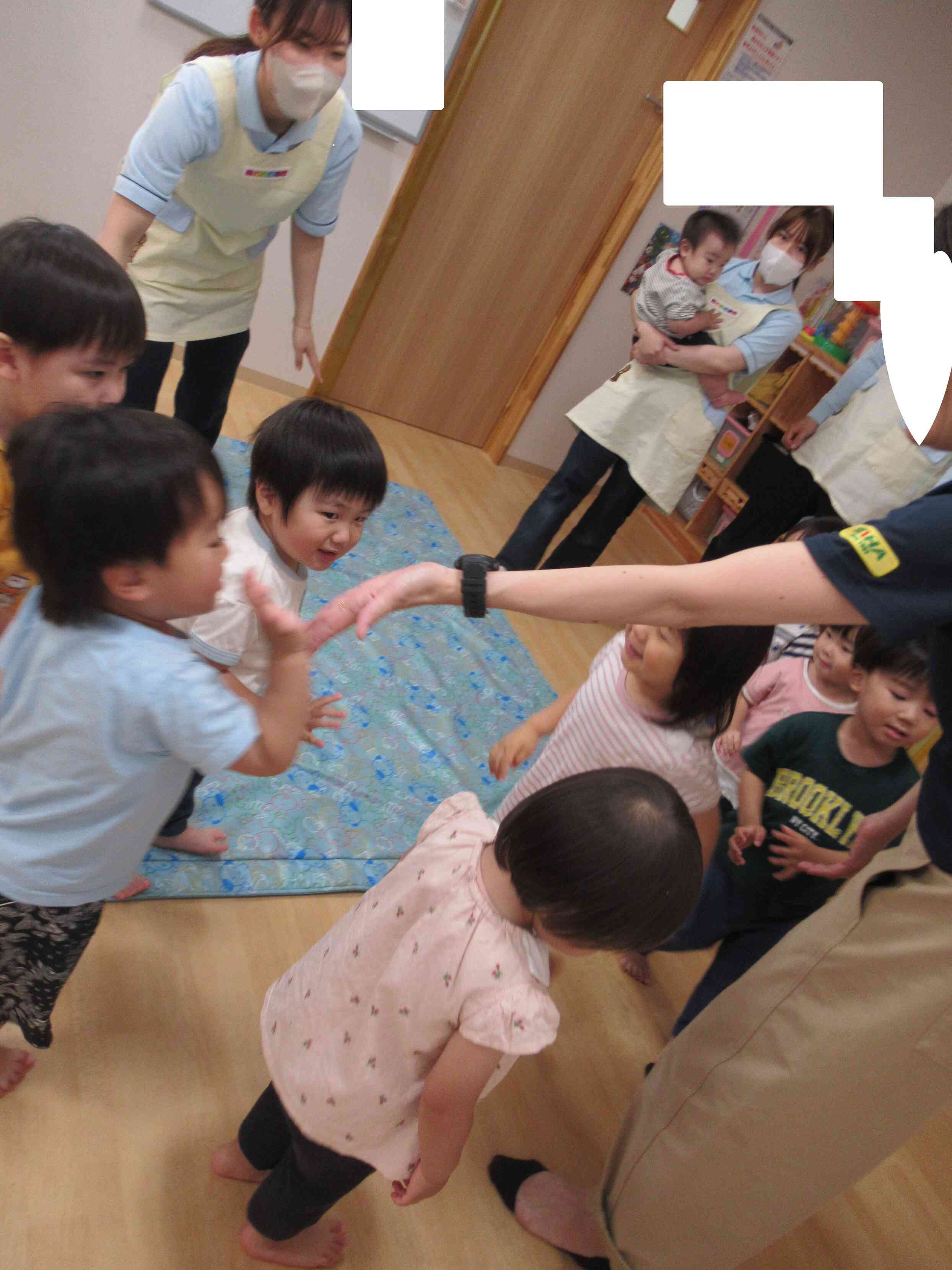 最後は先生とタッチ！　順番にね　(*^^)v