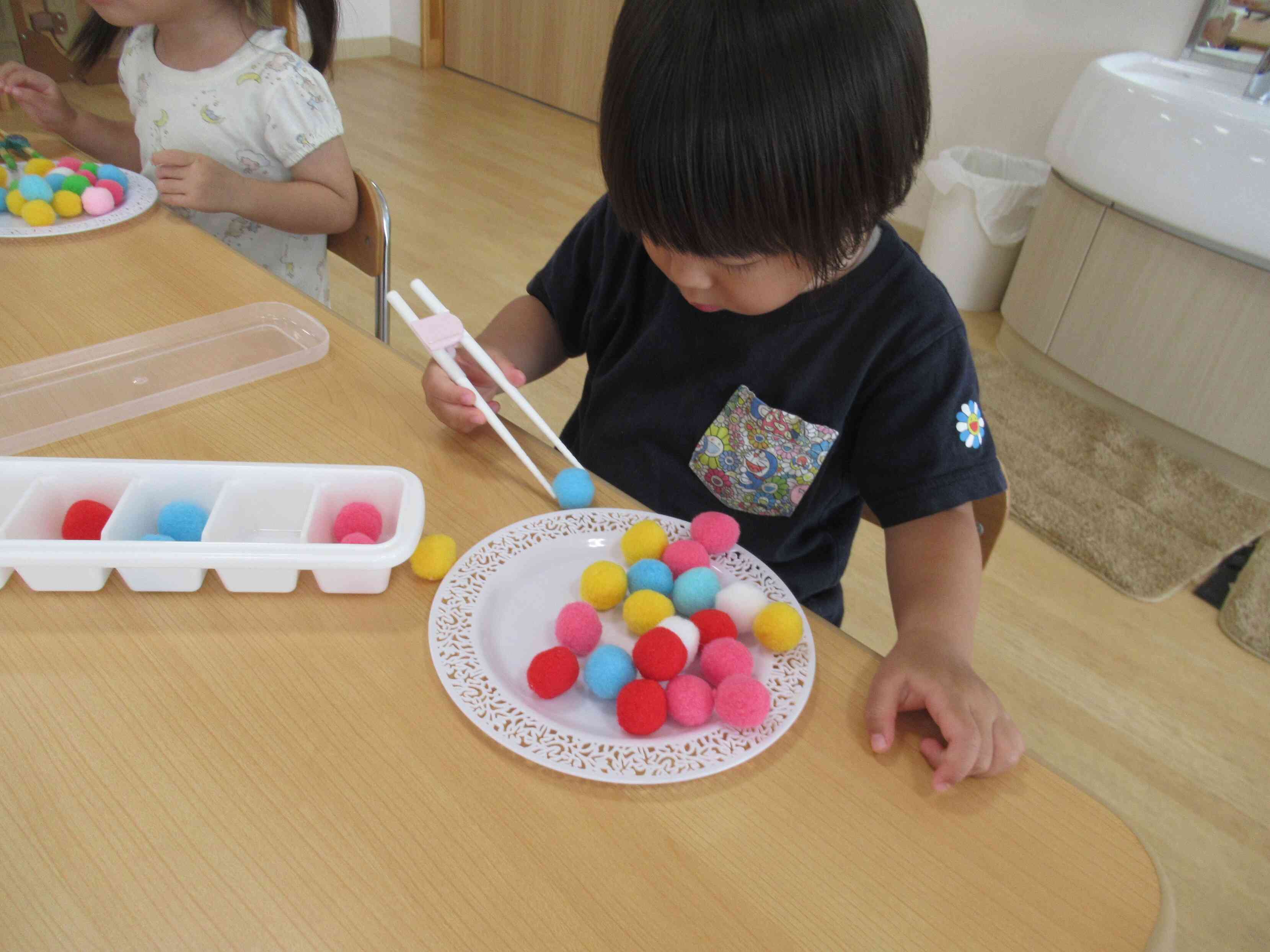 さすがうさぎぐみさん☆　お箸を使っていますね！