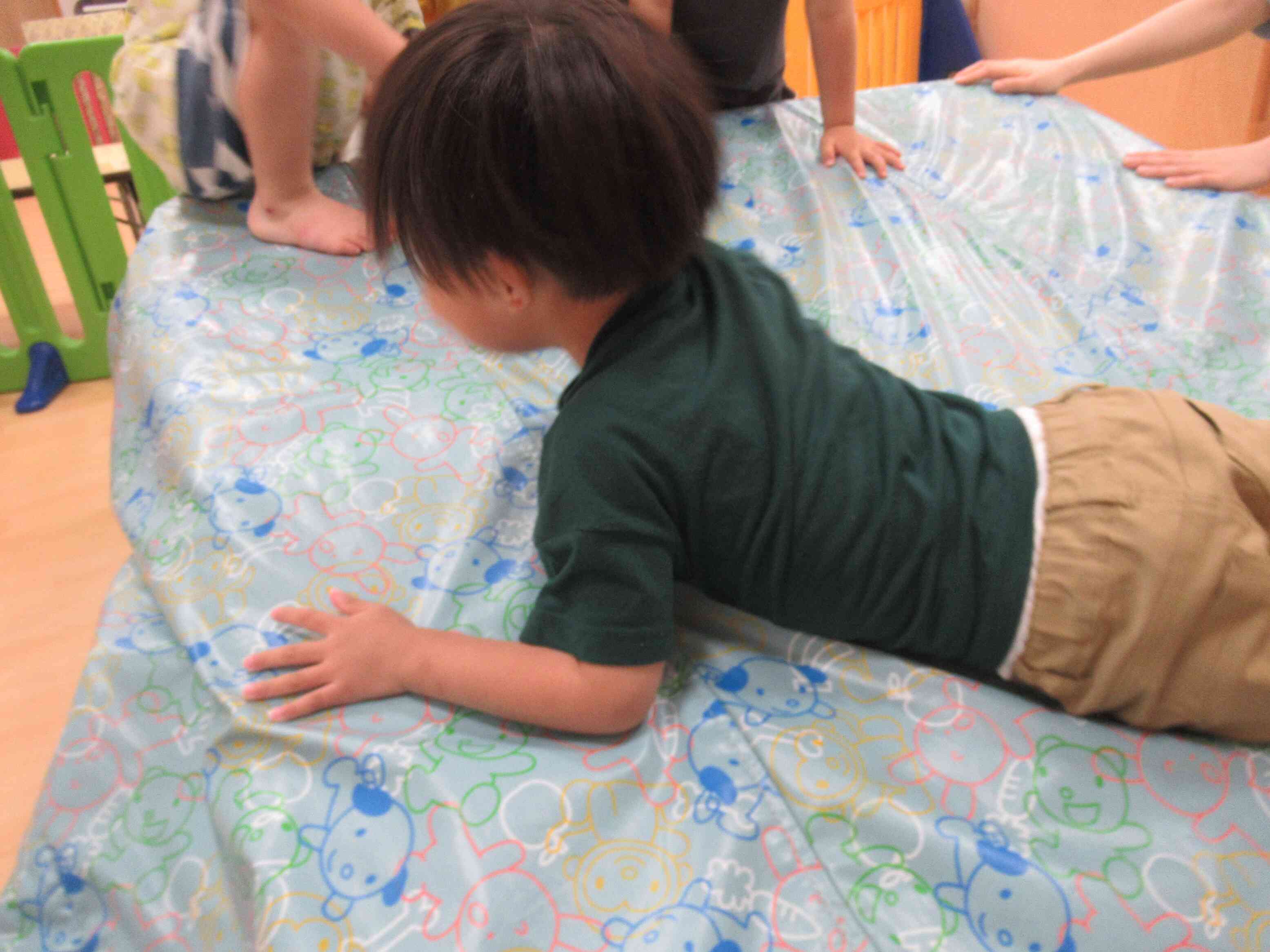 うつぶせのまま滑るよ！
