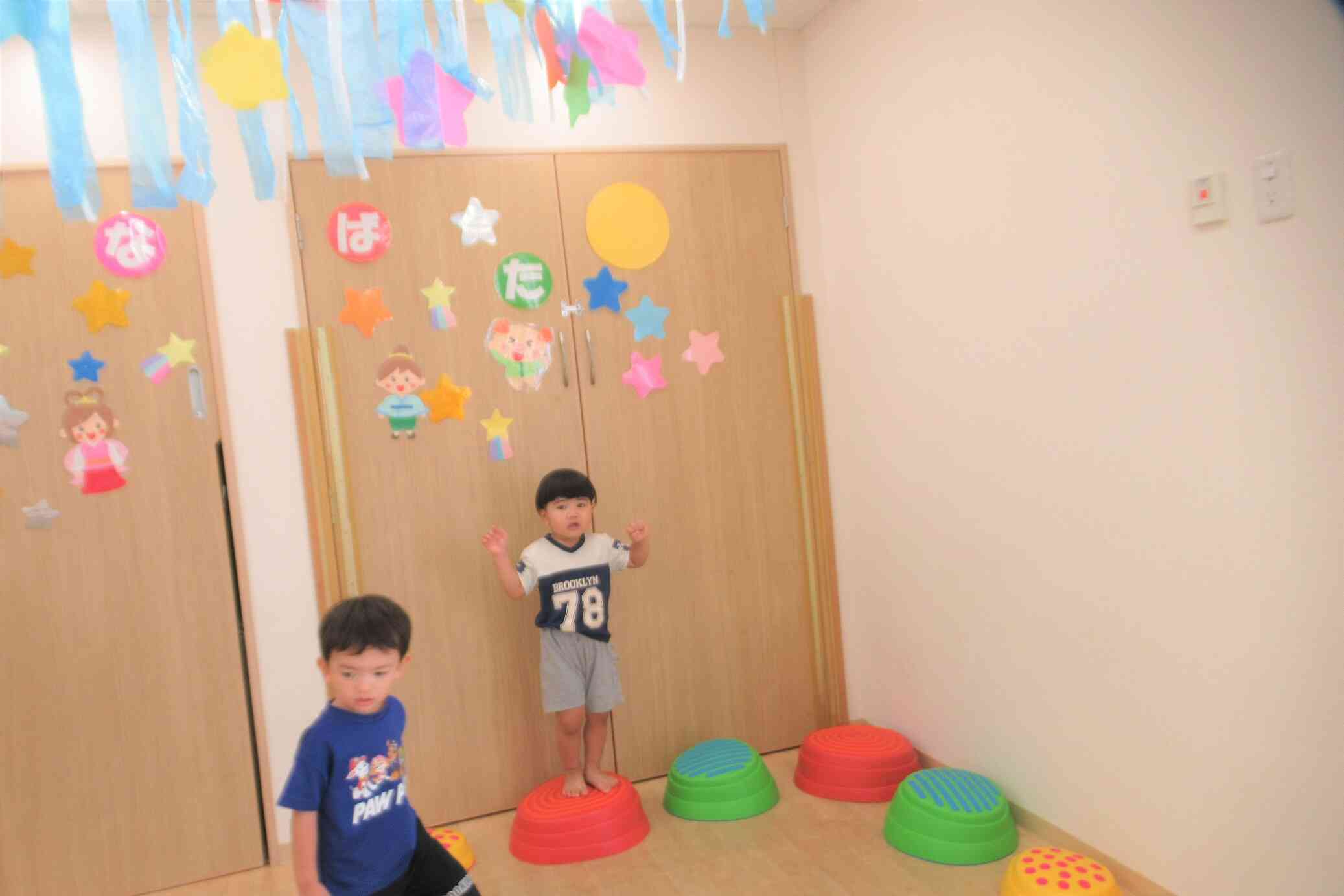 カラー踏み台の上で、ポーズ！