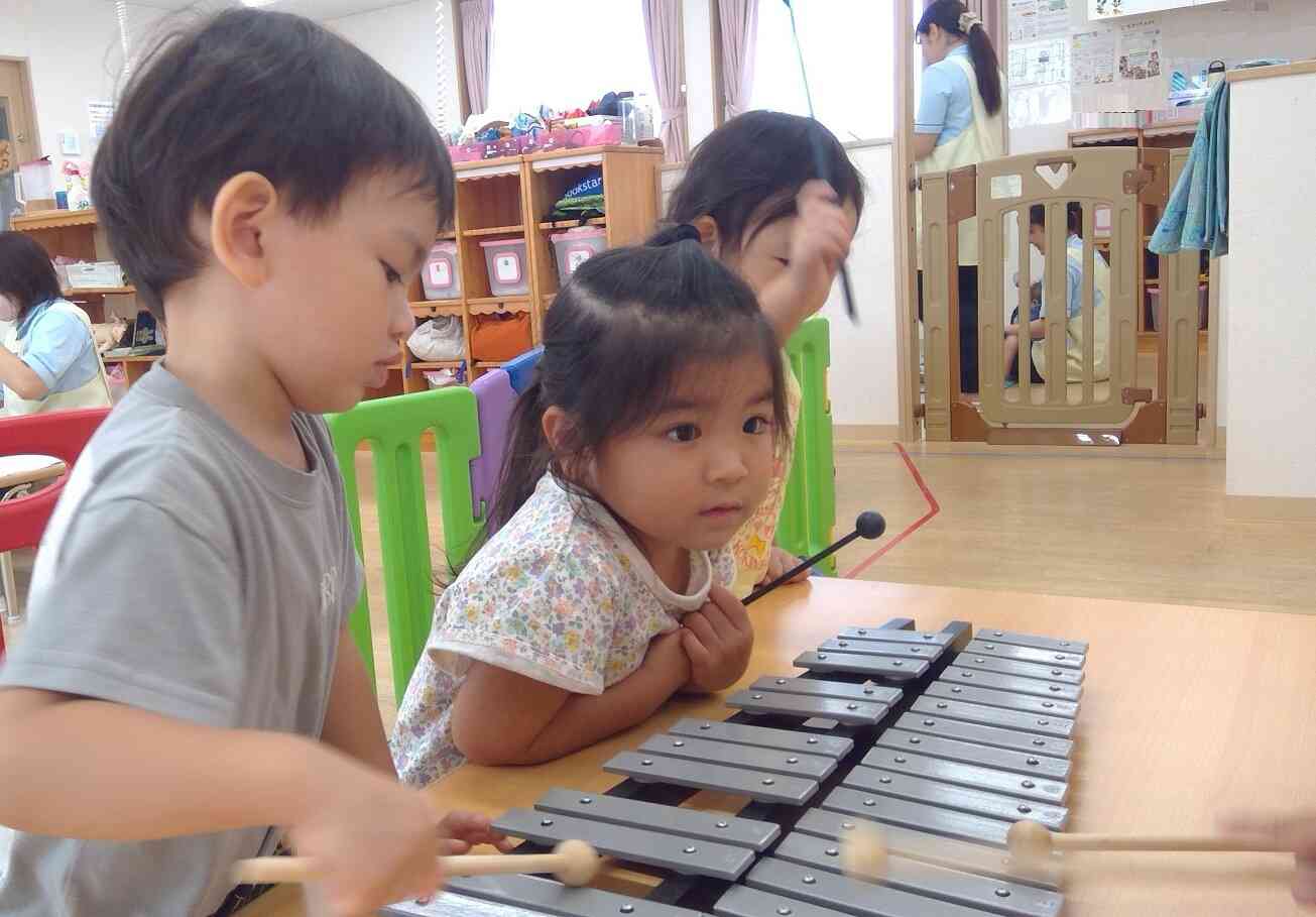 先生に鳴らし方を聞いて「ポン！」、音が鳴って楽しいね♪