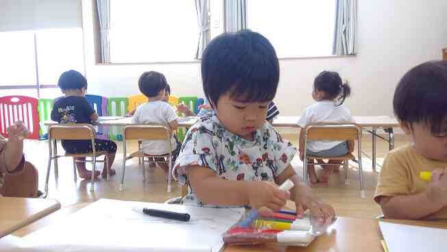 お絵描きしてるよ♪