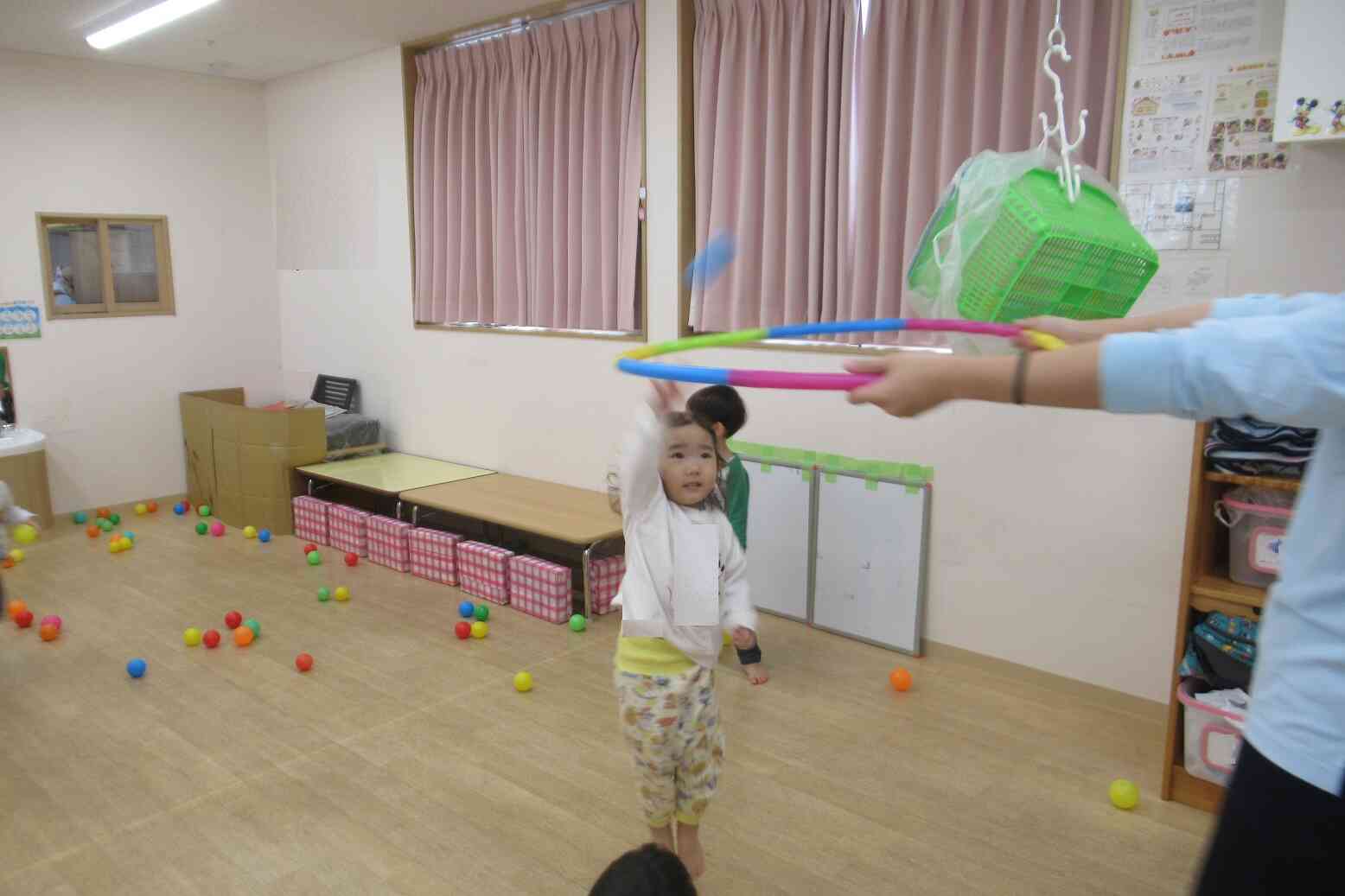 まずはフープを使って、低い位置から挑戦です♪