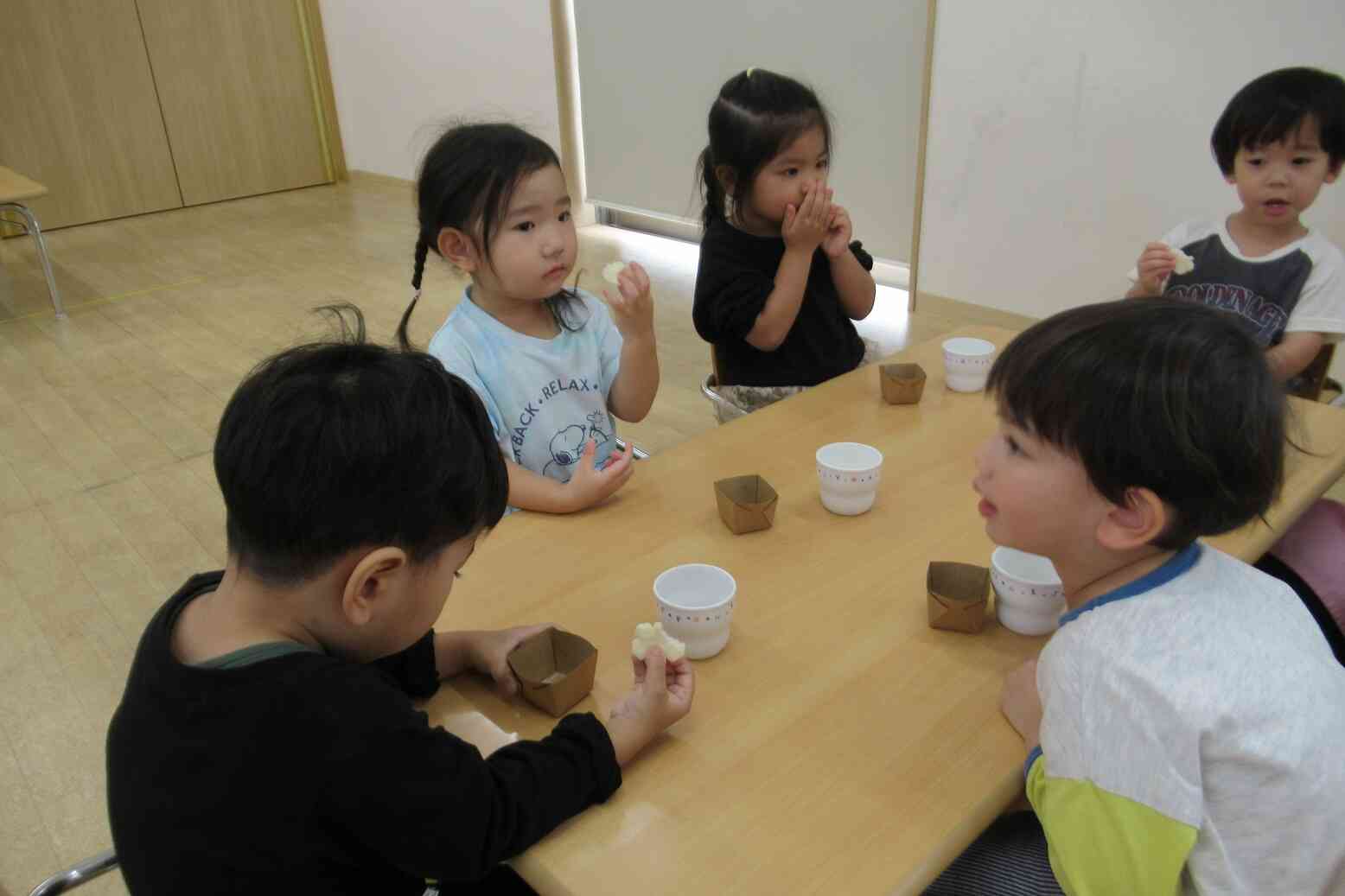 お花の形の雛あられを試食♪