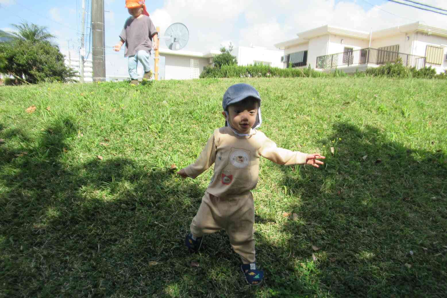 ひよこ組のお友達も坂道に挑戦です！