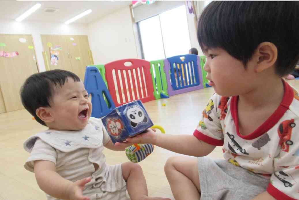 おもちゃをもらってニコニコ笑顔に・・。