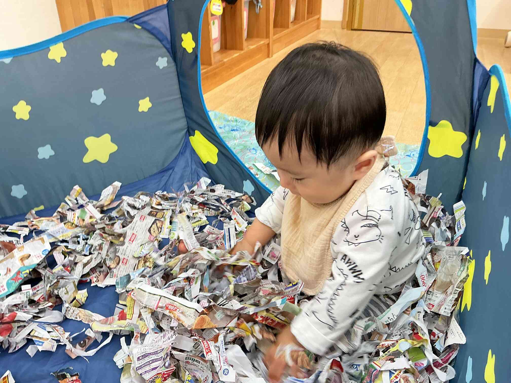 新聞紙遊び（ひよこ組）