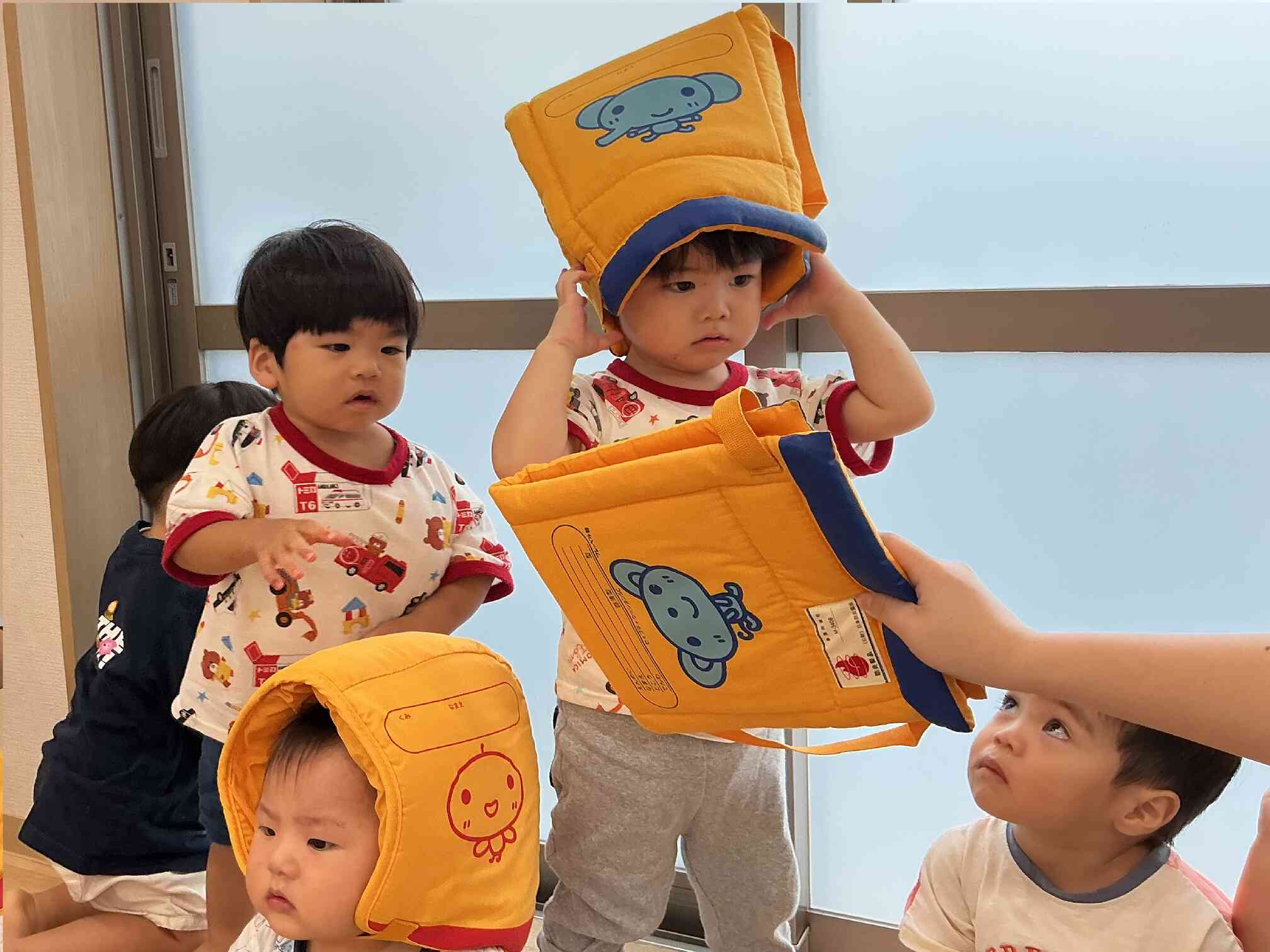 防災頭巾をかぶってみよう！