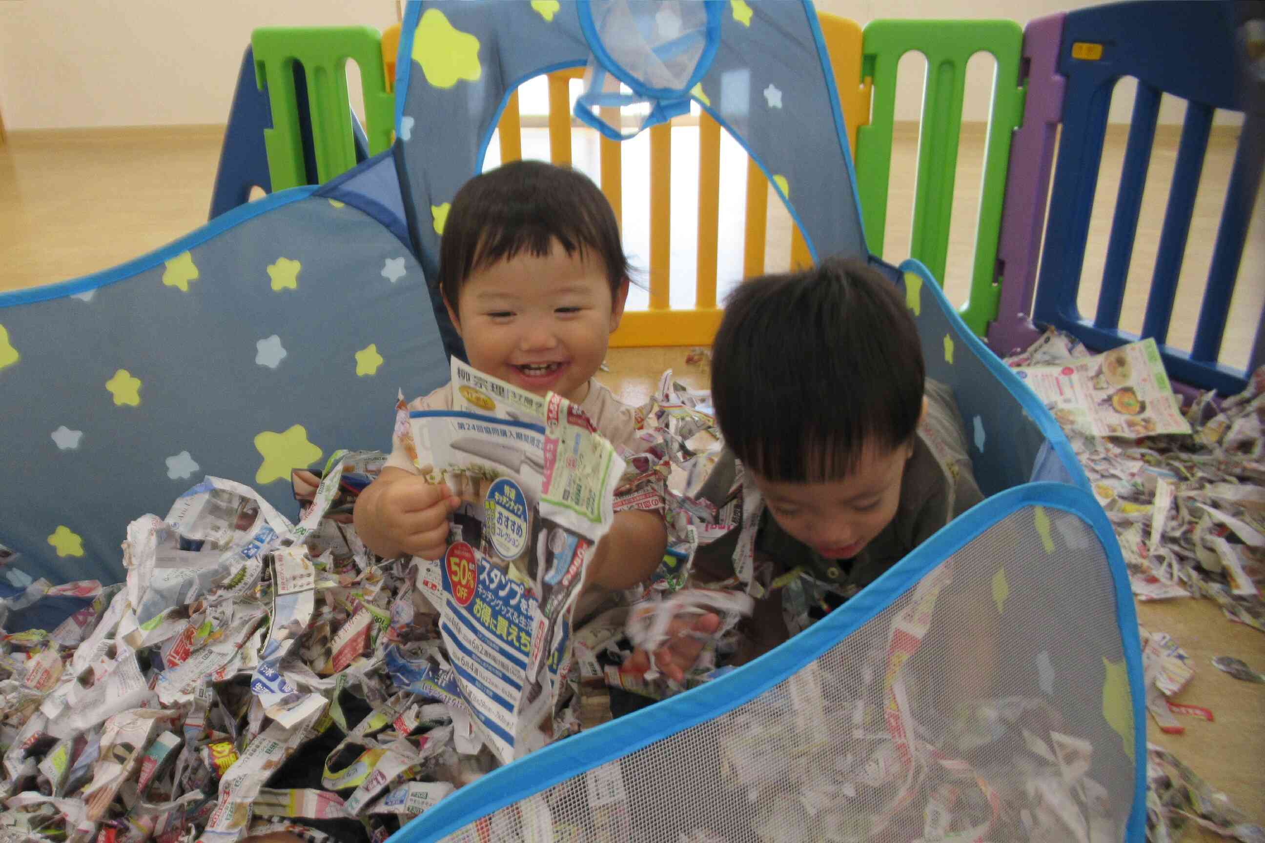 大きな新聞紙、みーつけた！