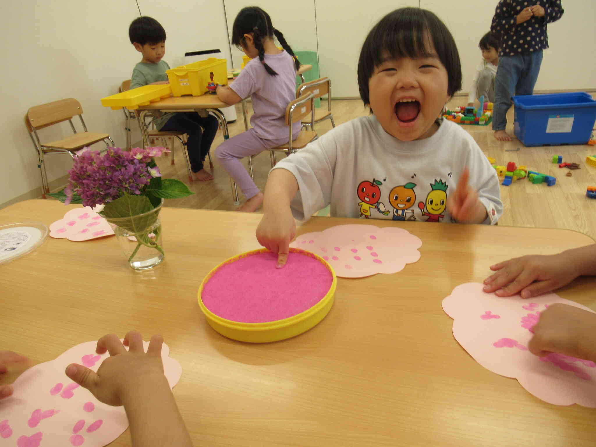 4歳児・ぱんだ組　あじさい作り（指絵の具で模様が出来ました）