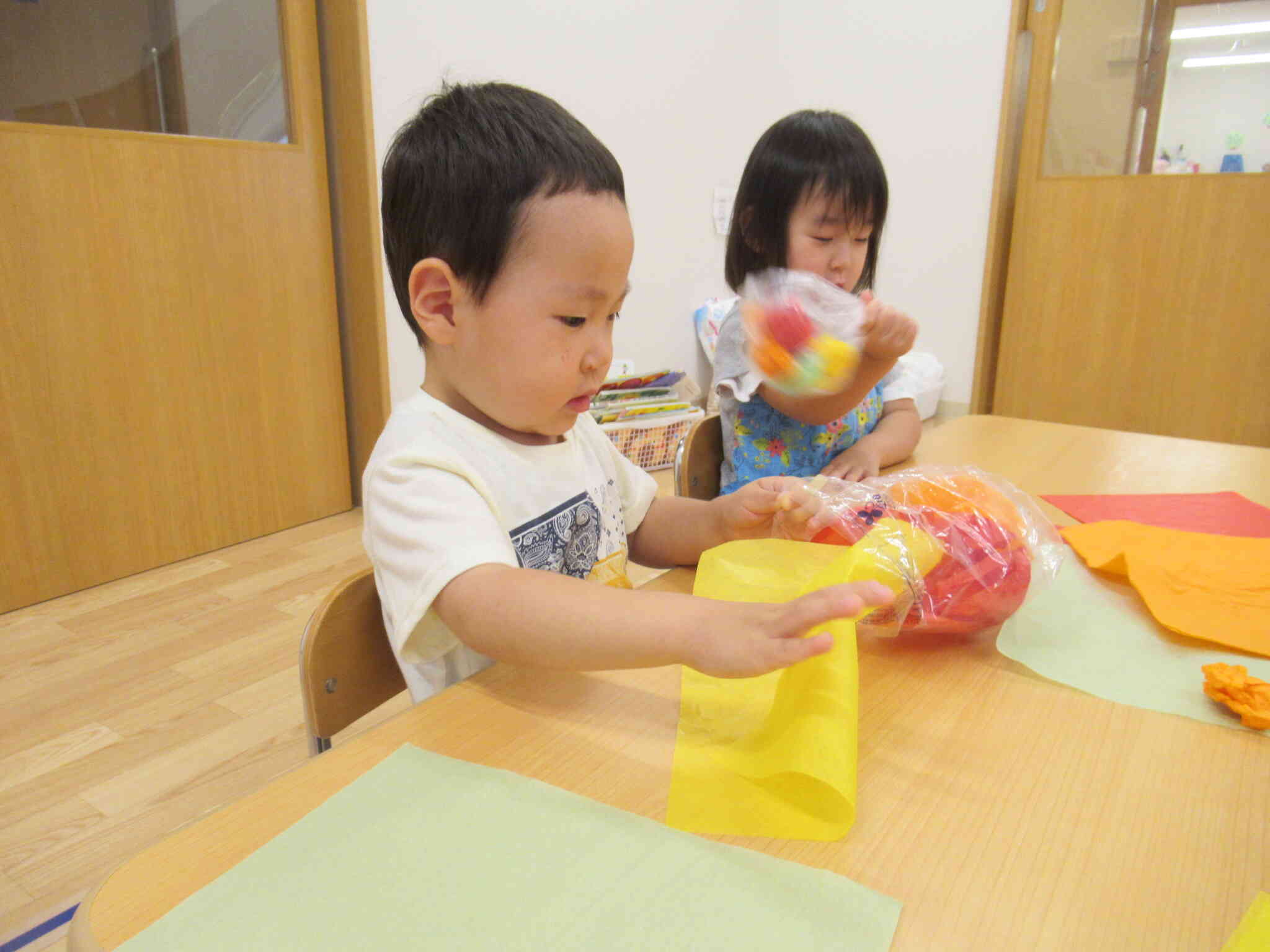 2歳児・うさぎ組　製作楽しいな！色々な色のお花紙を入れてきれいにできました