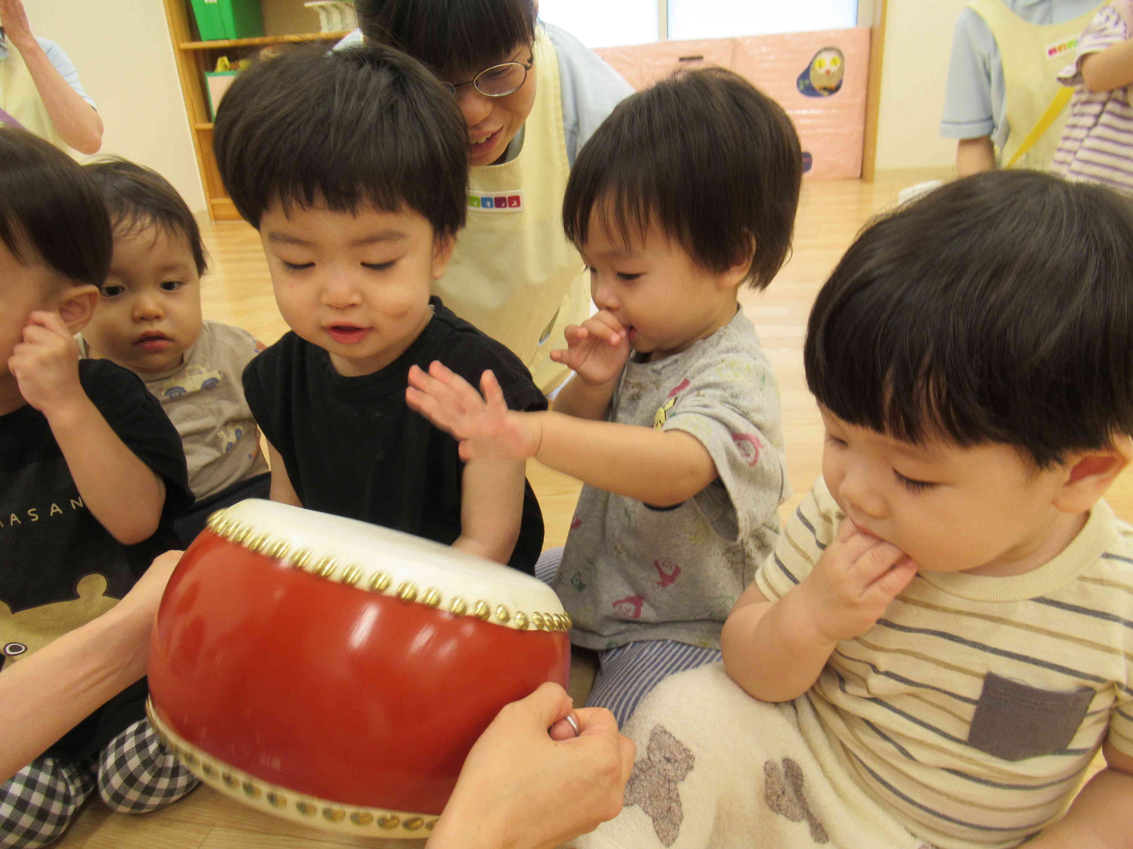 1歳児・あひる組　リトミック（太鼓どんな音がでるかな？）