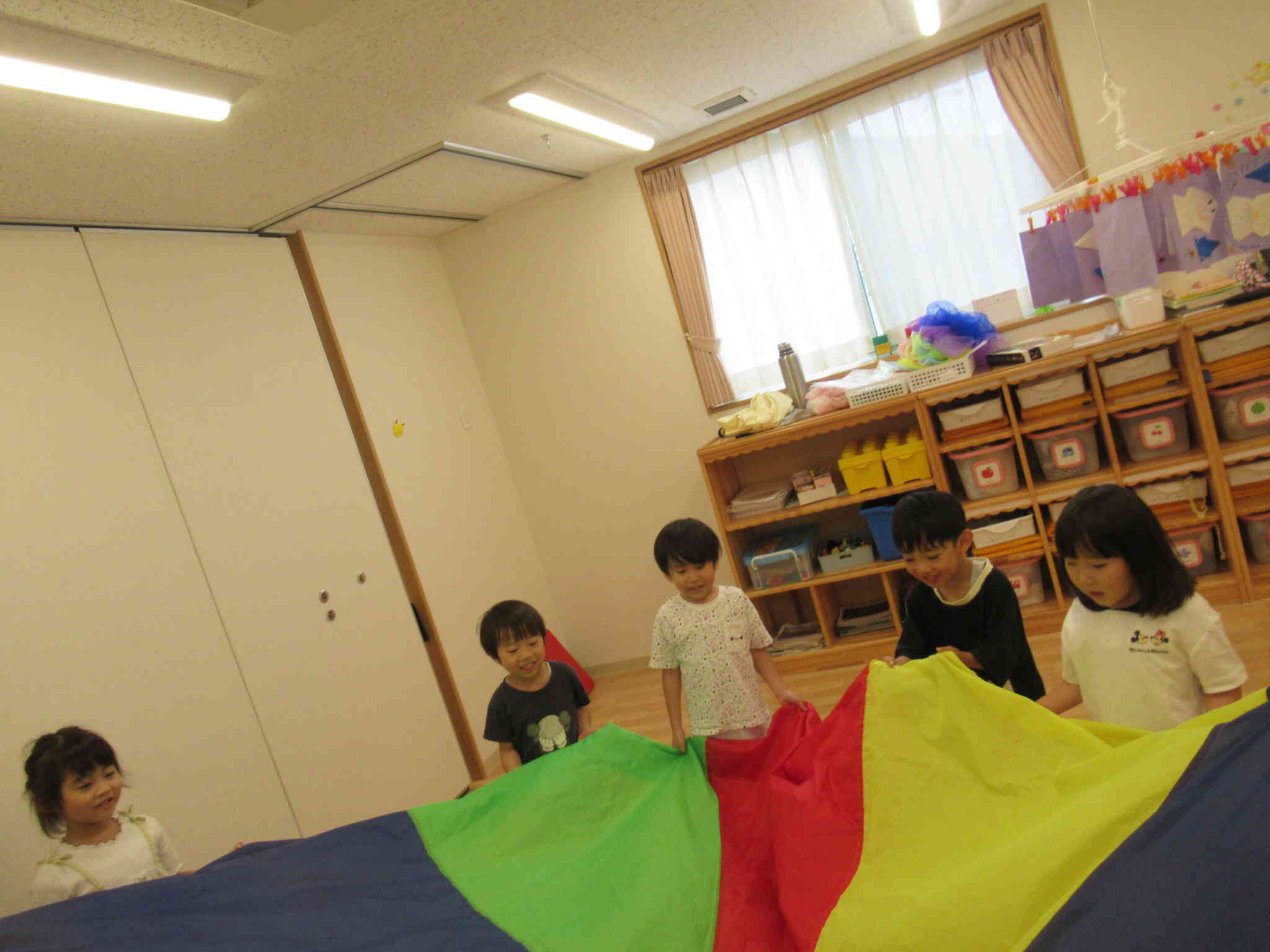 4歳児・ぱんだ組　パラバルーン（色々な形になって楽しいね）