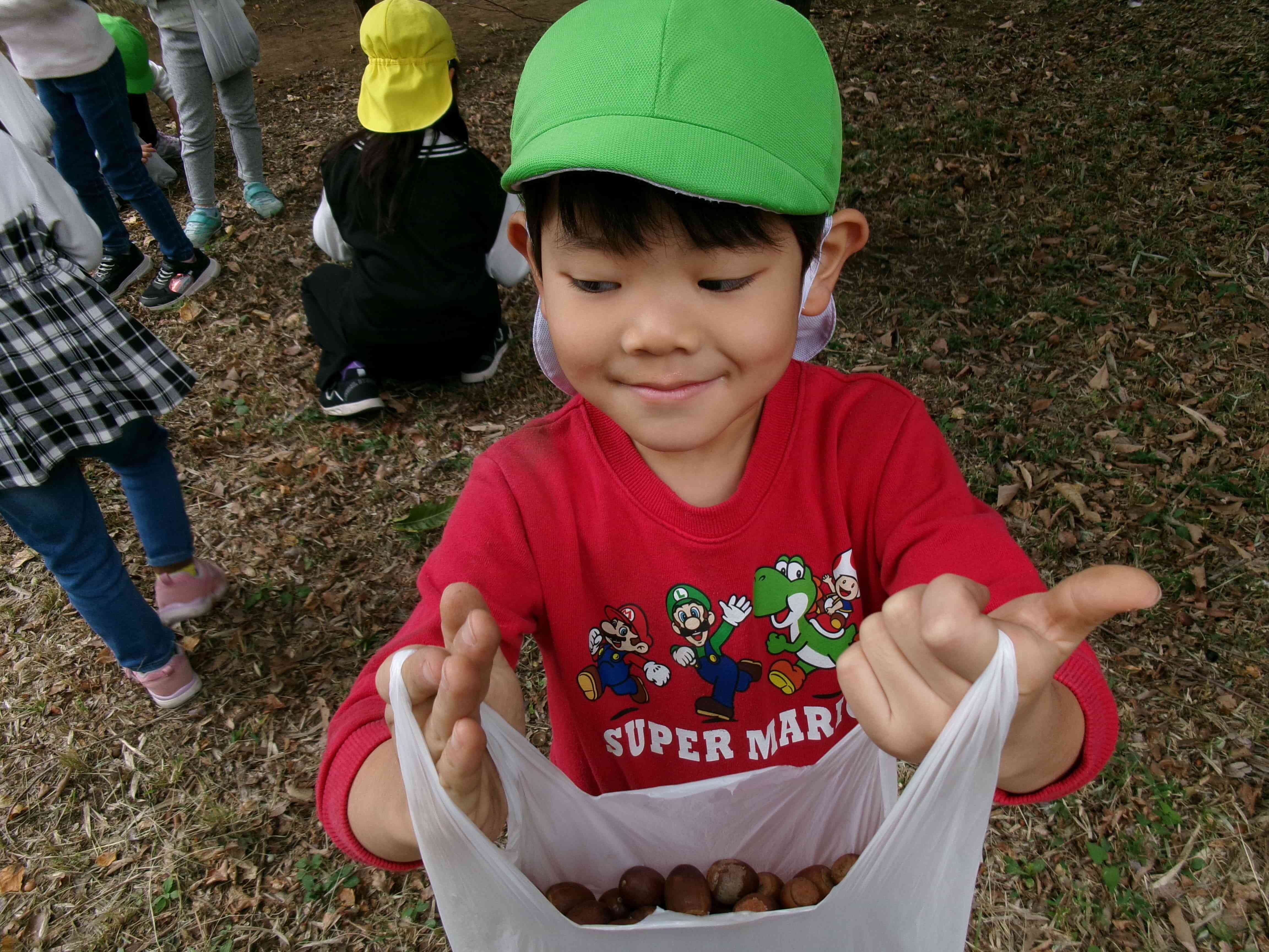 どんぐり拾い（４歳児クラス）