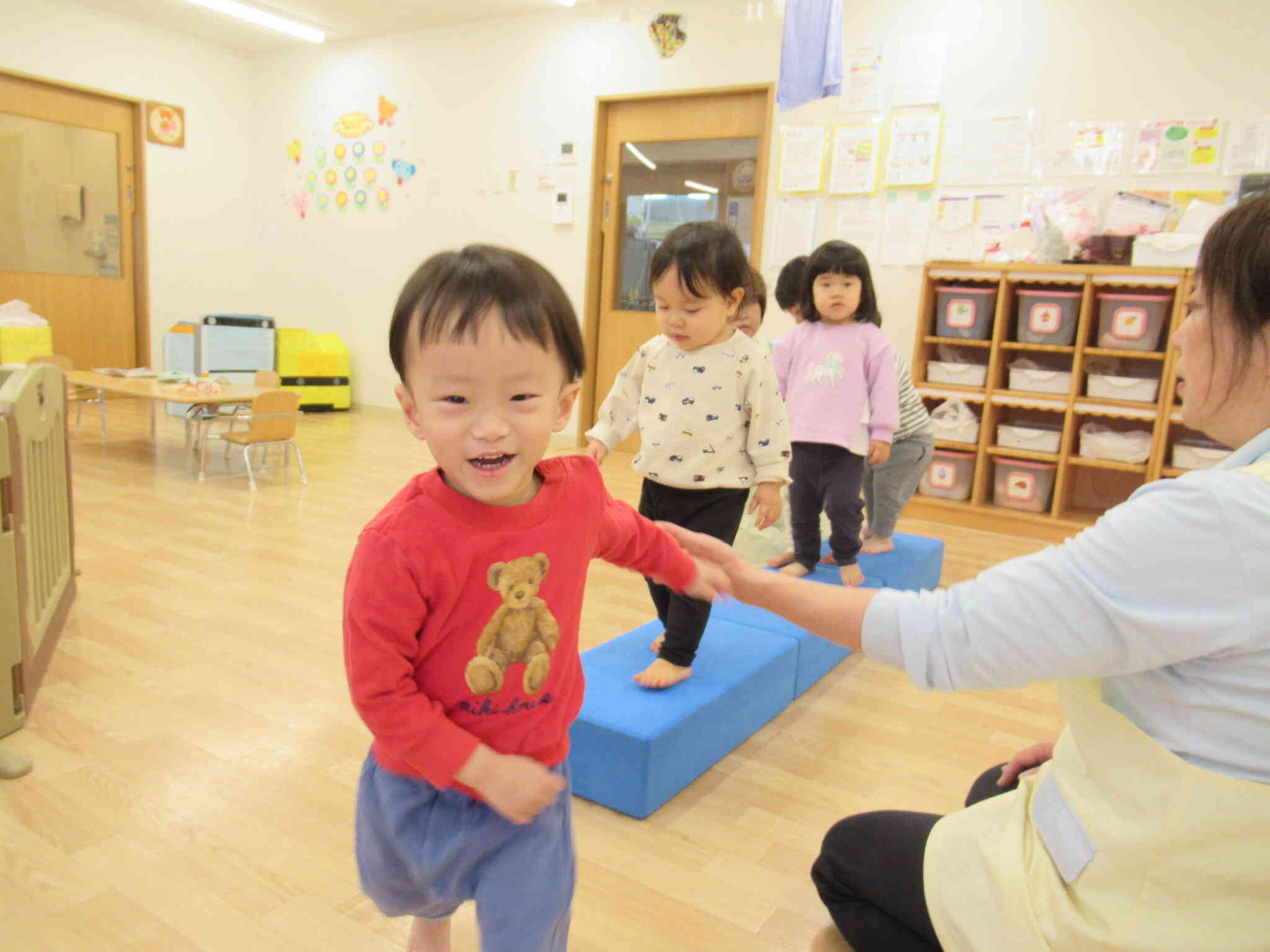 お部屋では・・・（１歳児クラス）