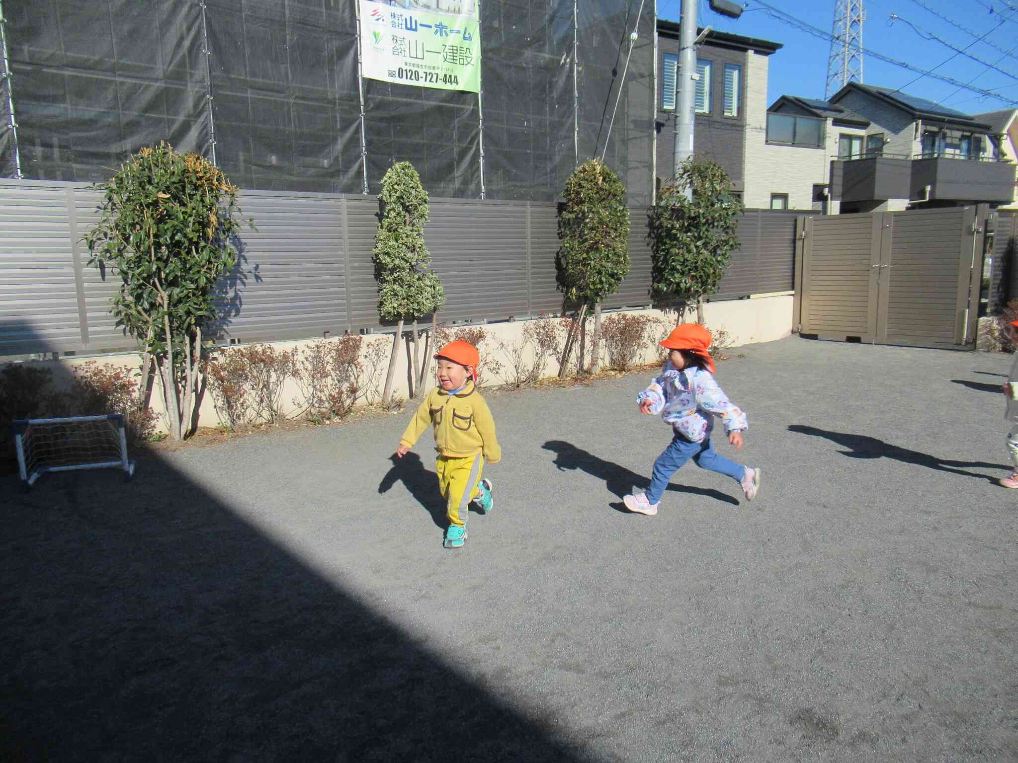 園庭で追いかけっこ！走るの早くなったね！