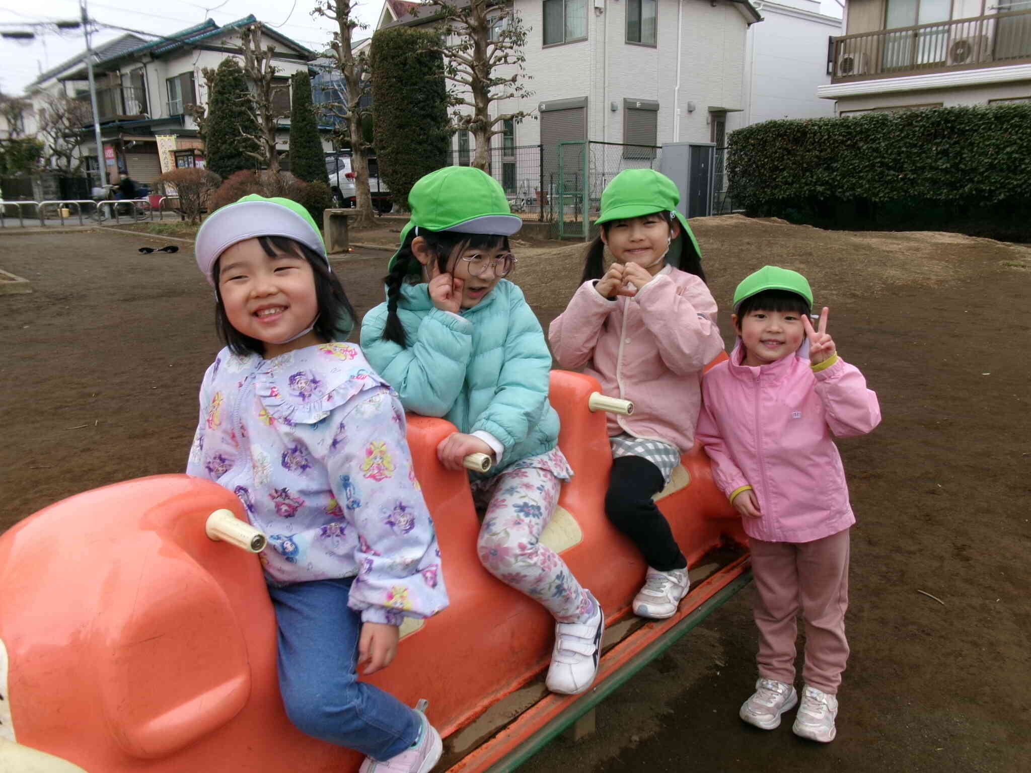 遊具に乗ってゆらゆら・・・