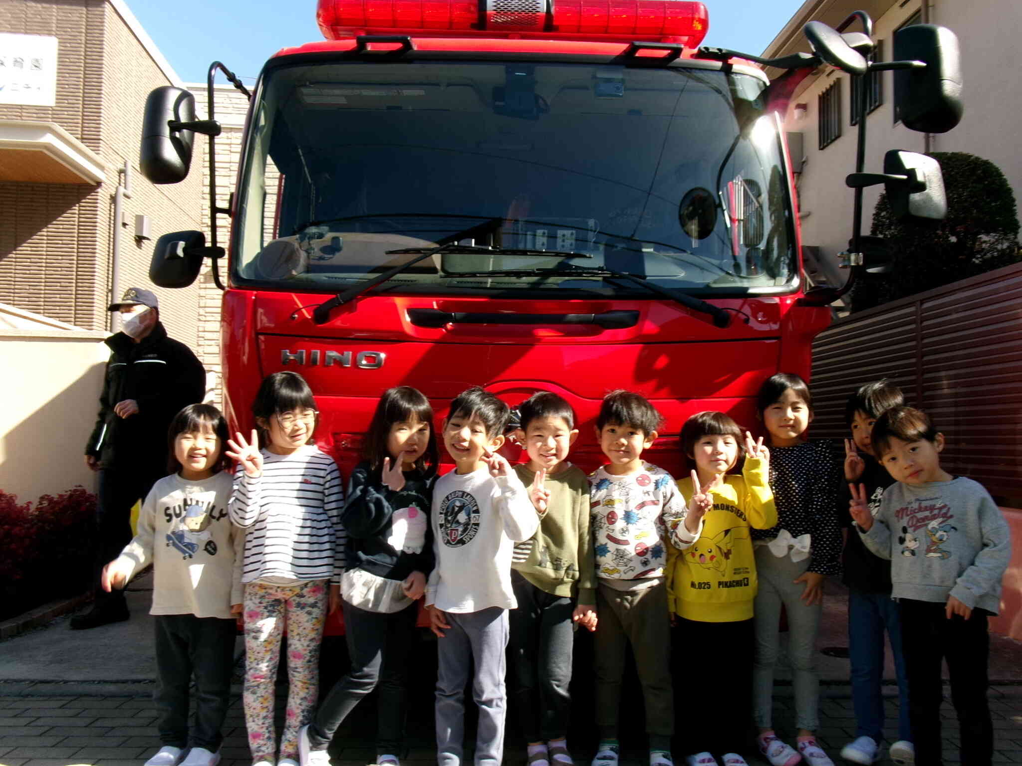 消防車の前でハイポーズ！！