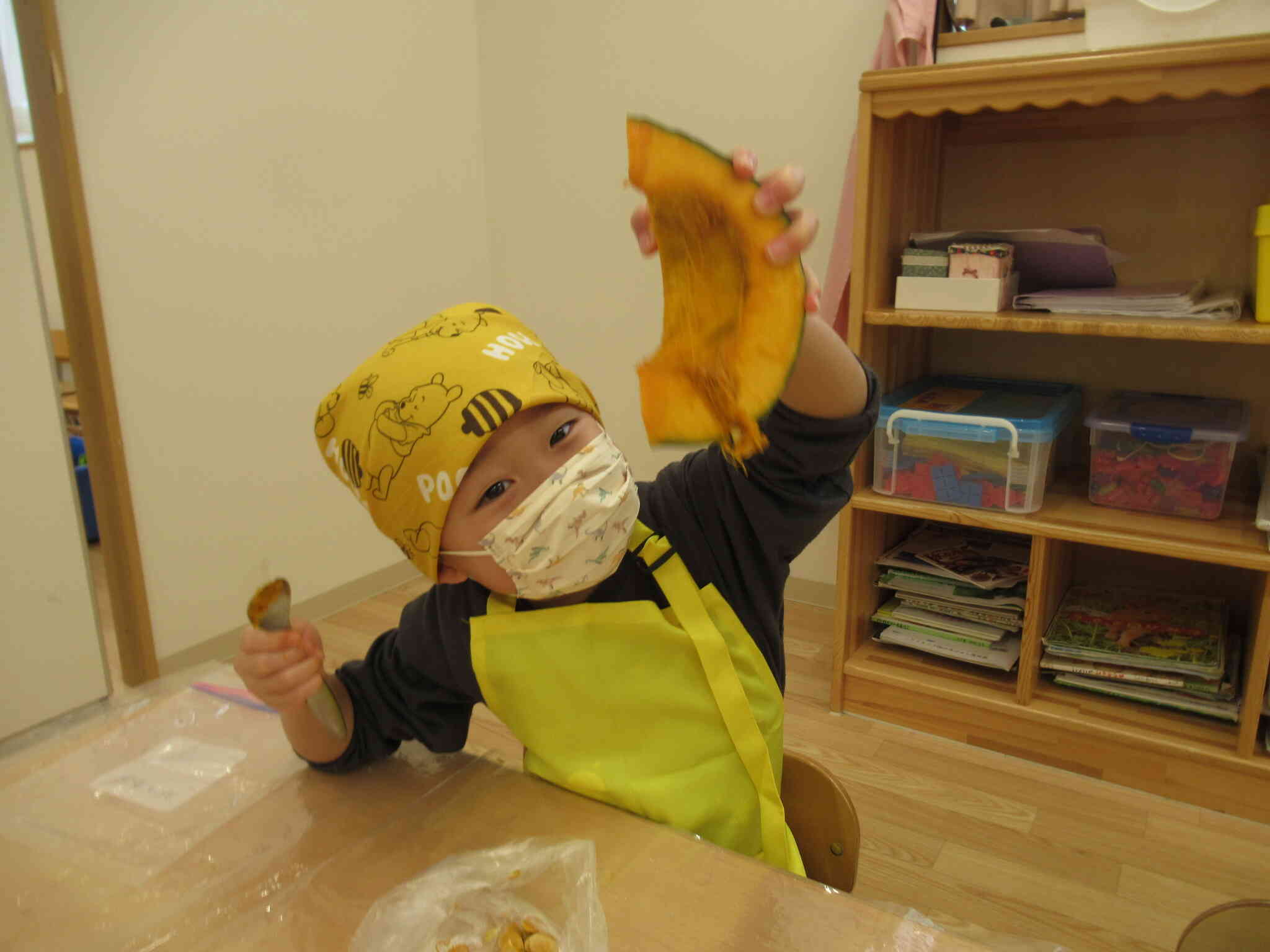 食育で「カボチャの種とり」をしました。