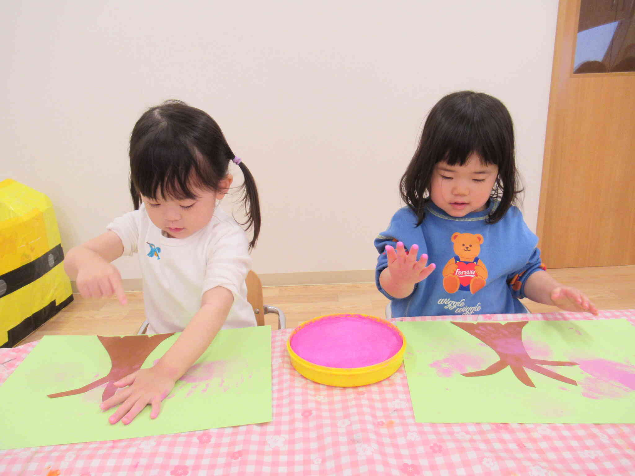 製作で桜の木を作りました。「手形で花」を作りました。