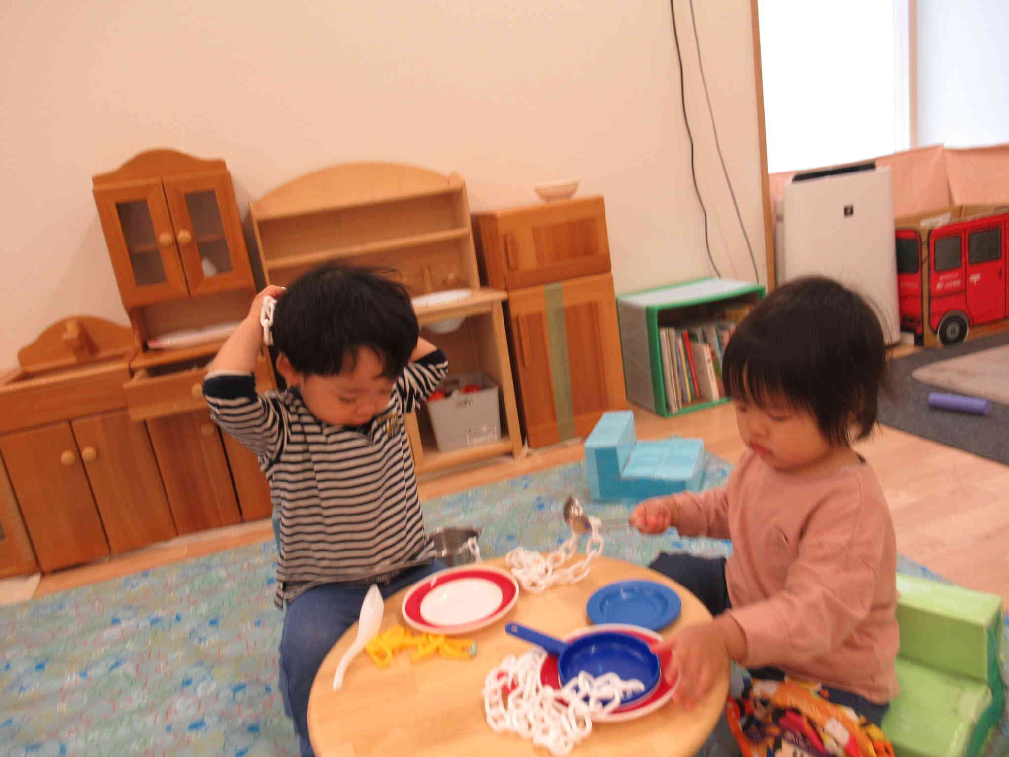 お部屋の中では・・・(1歳児クラス)