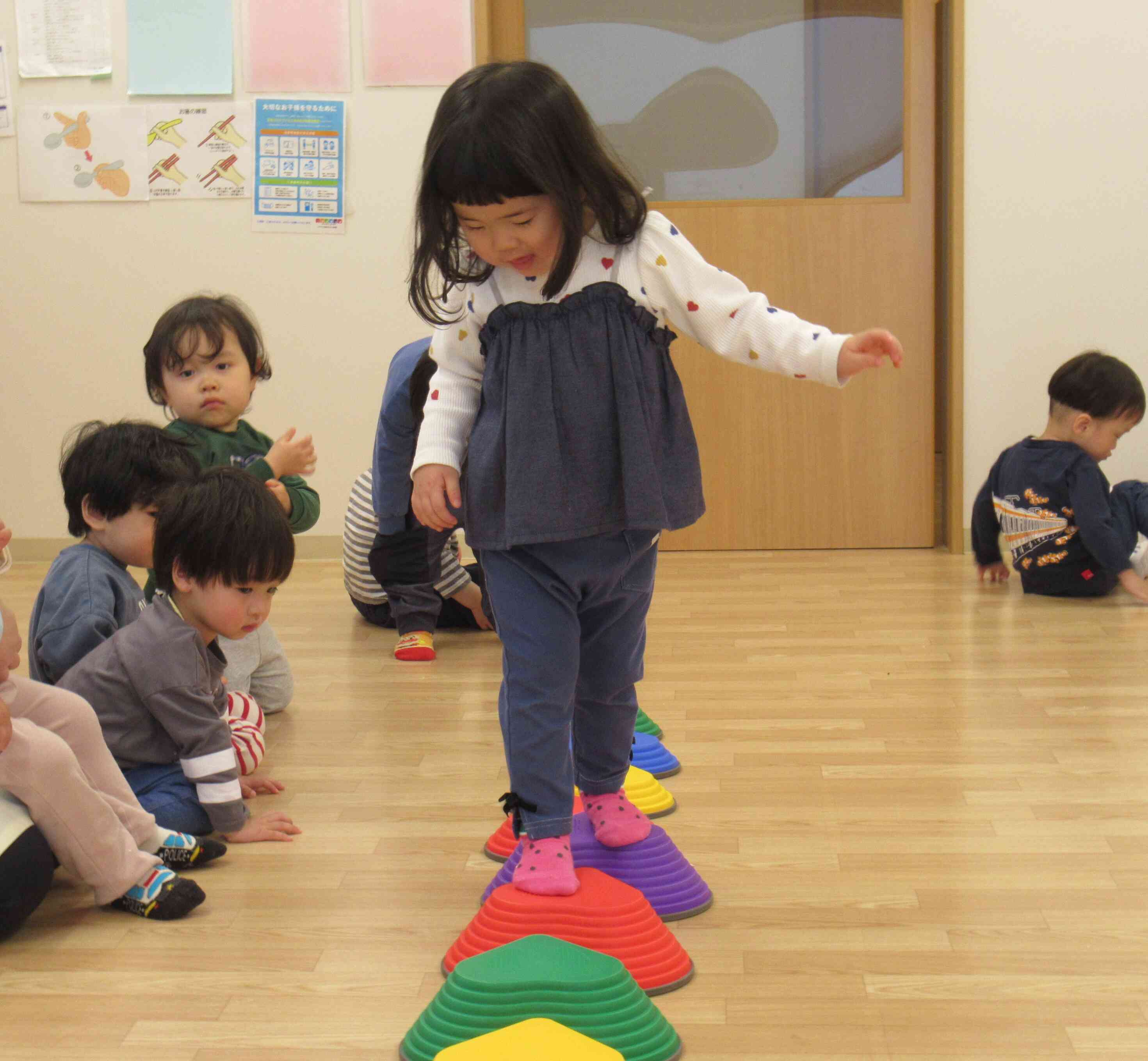 バランスが上手に取れるね！(２歳児クラス)