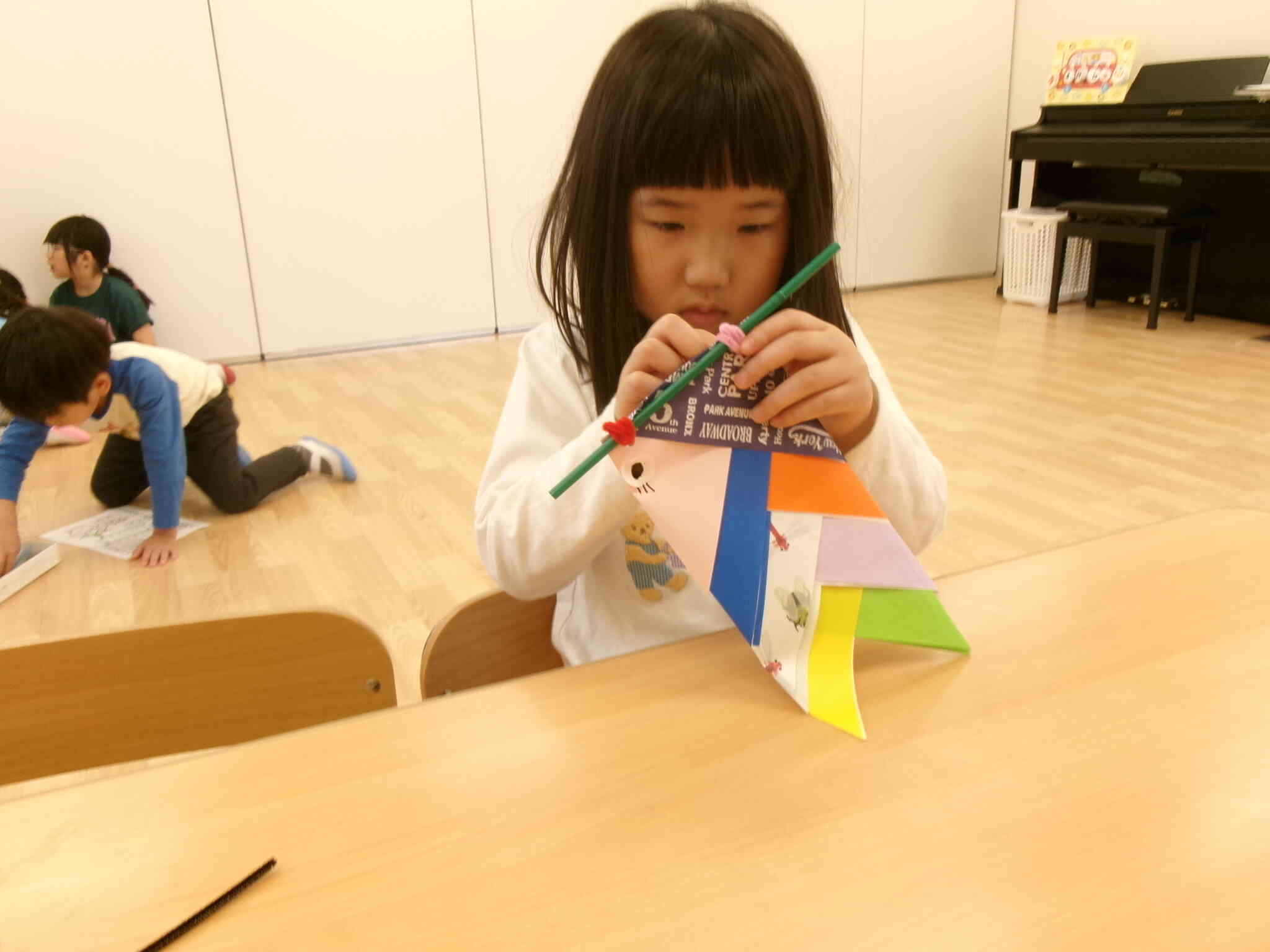 こいのぼり製作「仕上げだね」