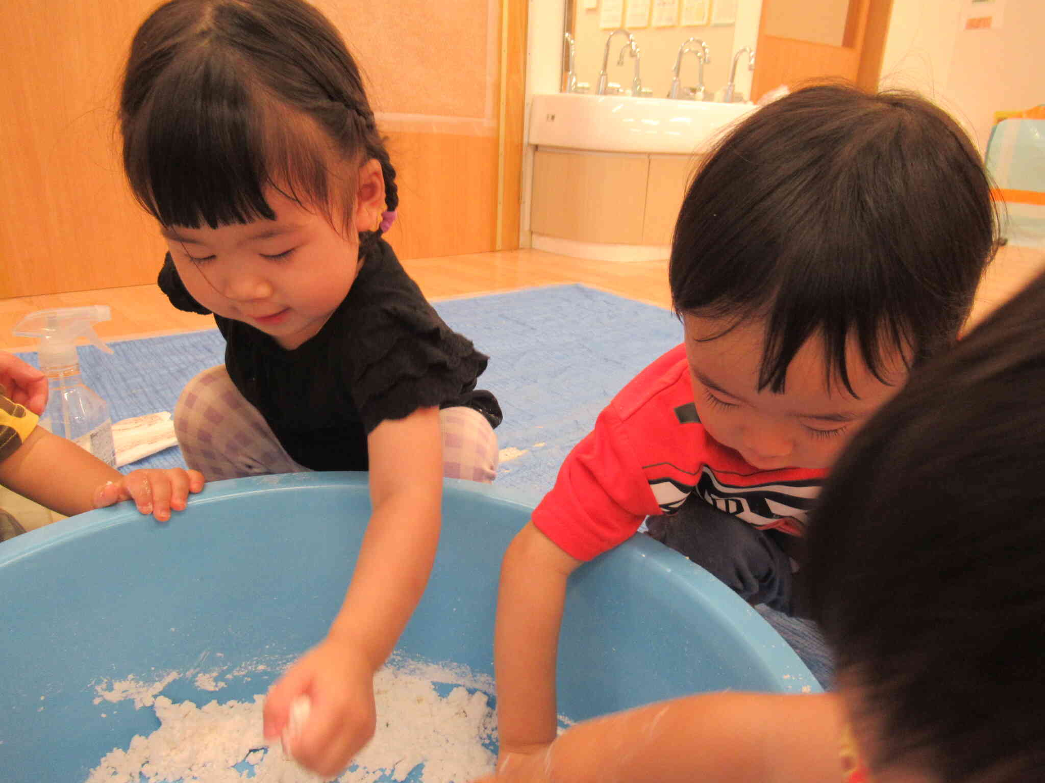 片栗粉粘土遊び（1歳児）｜ニチイキッズ国分寺ひよし保育園｜ニチイキッズ
