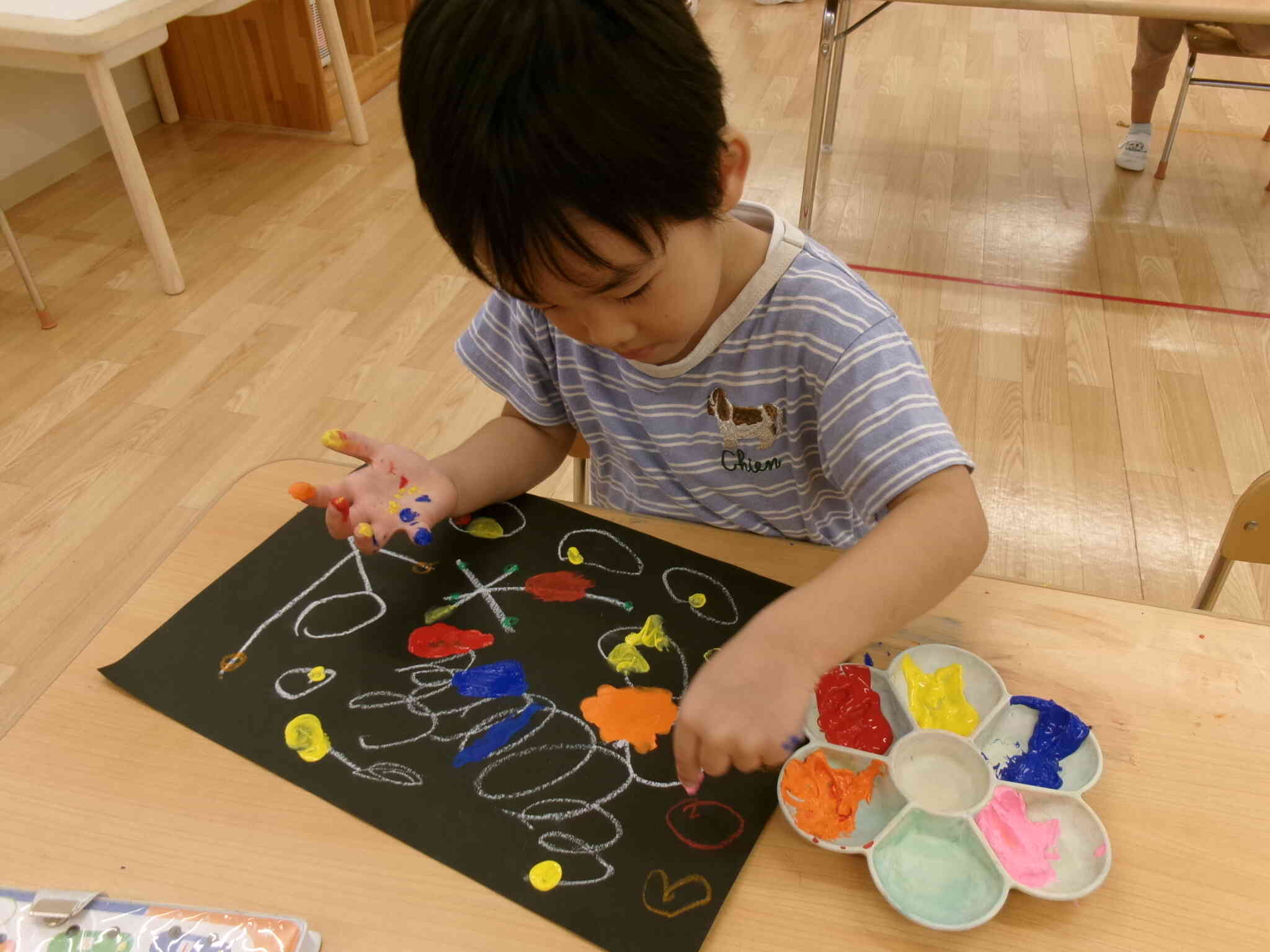 ４・５歳児クラス・指絵の具で花火を描きました