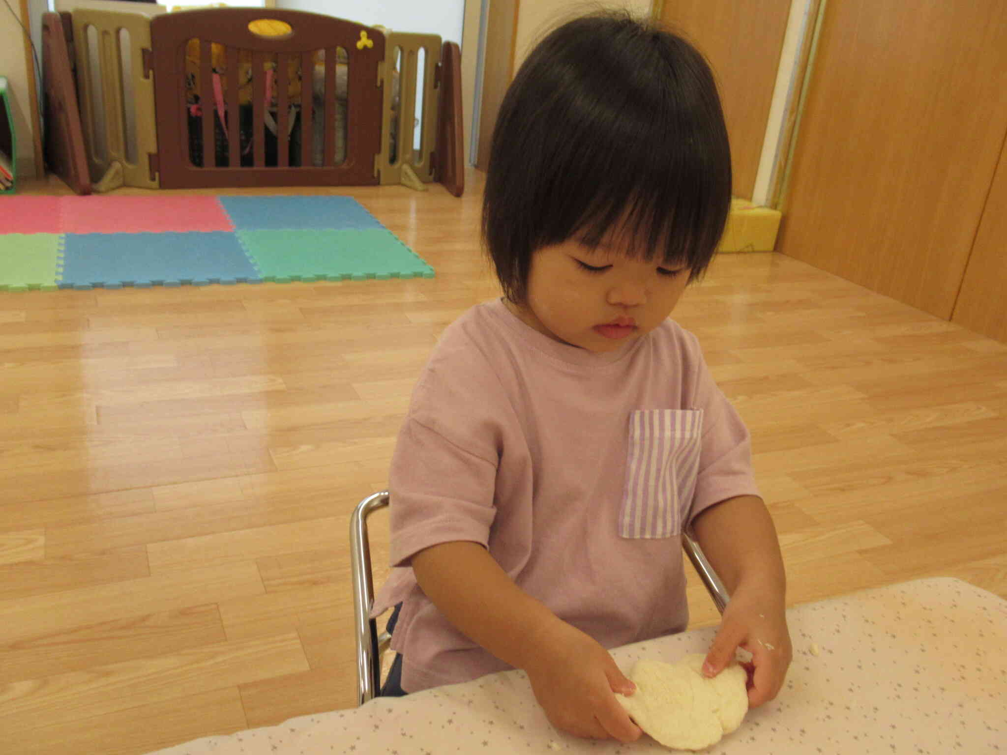 １歳児クラス・小麦粉粘土遊び