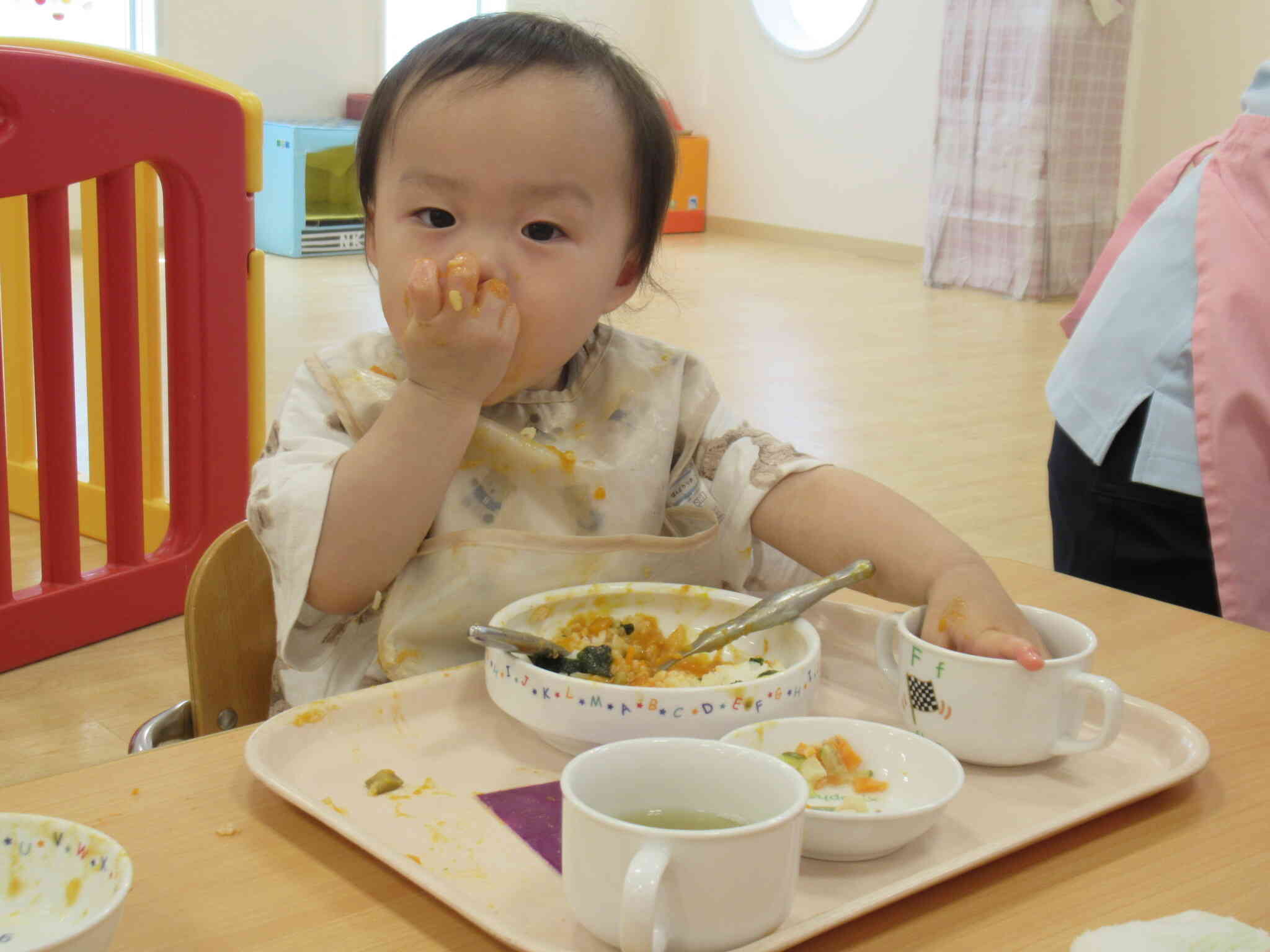 おいしいよ～♪と自分のペースでモグモグ…