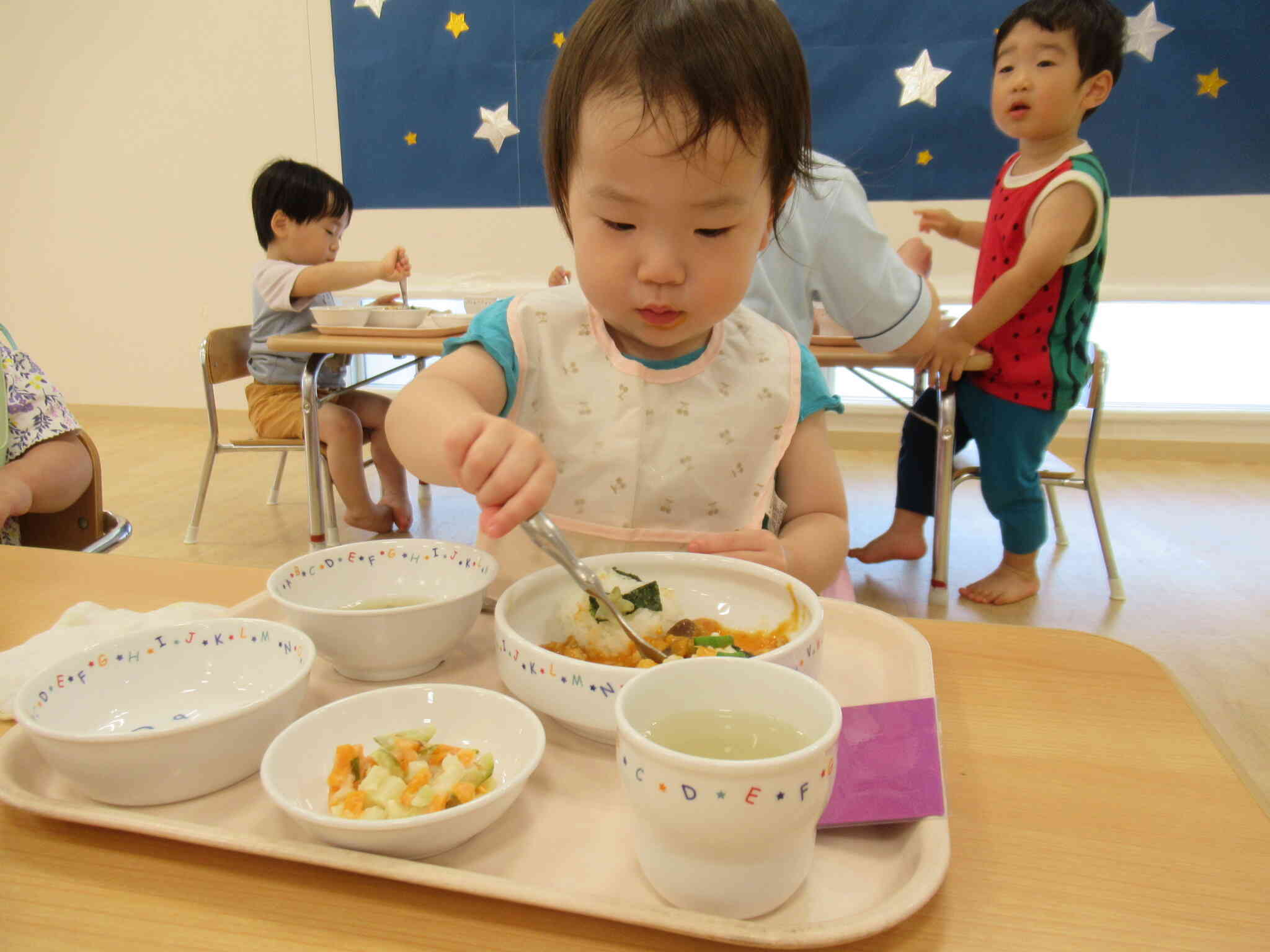 スプーンを上手に使って食べられるよ！「見てて！」