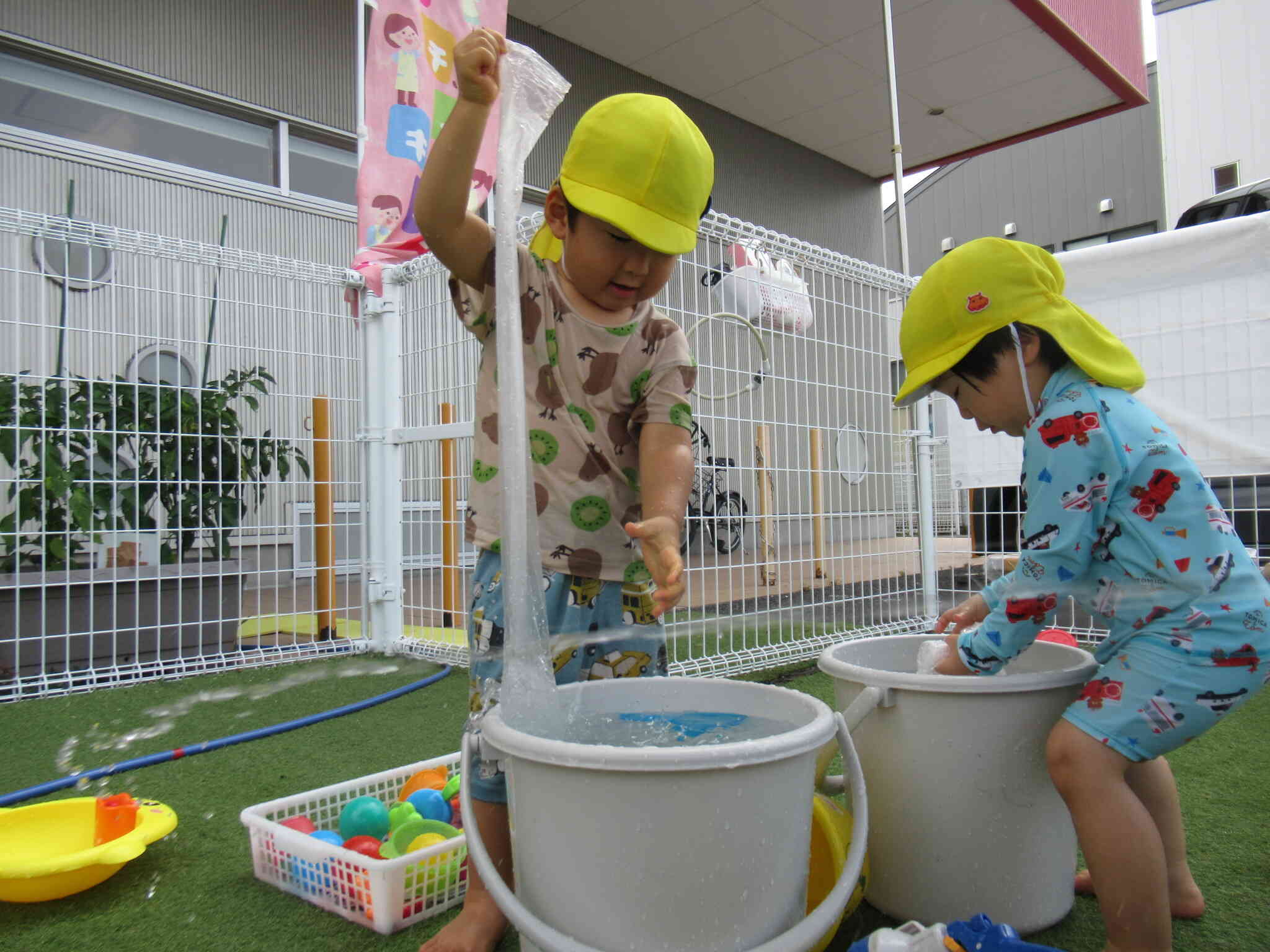 かさ袋いっぱいに入ったお水！バケツの中にバシャッ！！すごい勢いで落ちちゃった！